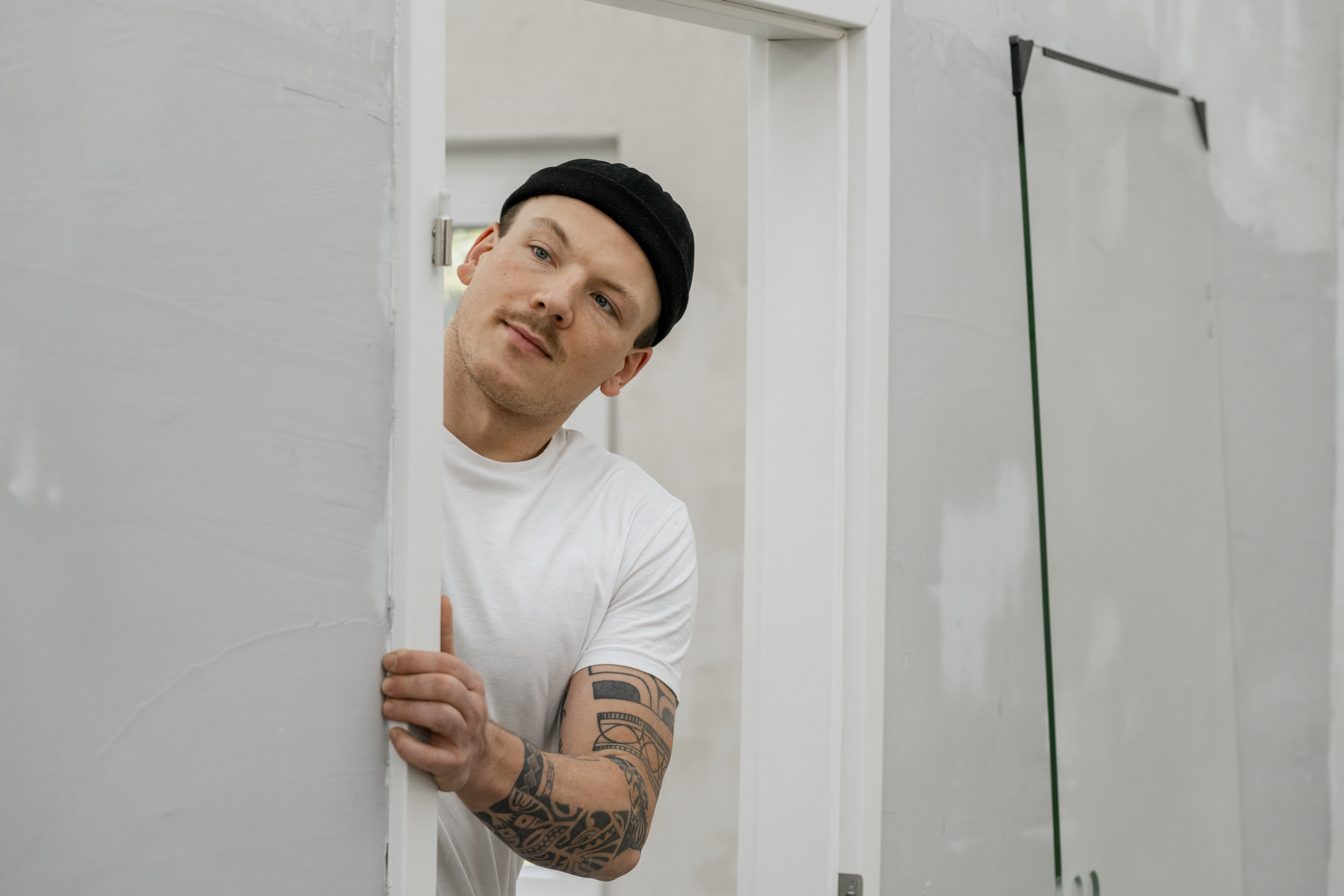 Ein Mann prüft die Stabilität einer Türzarge