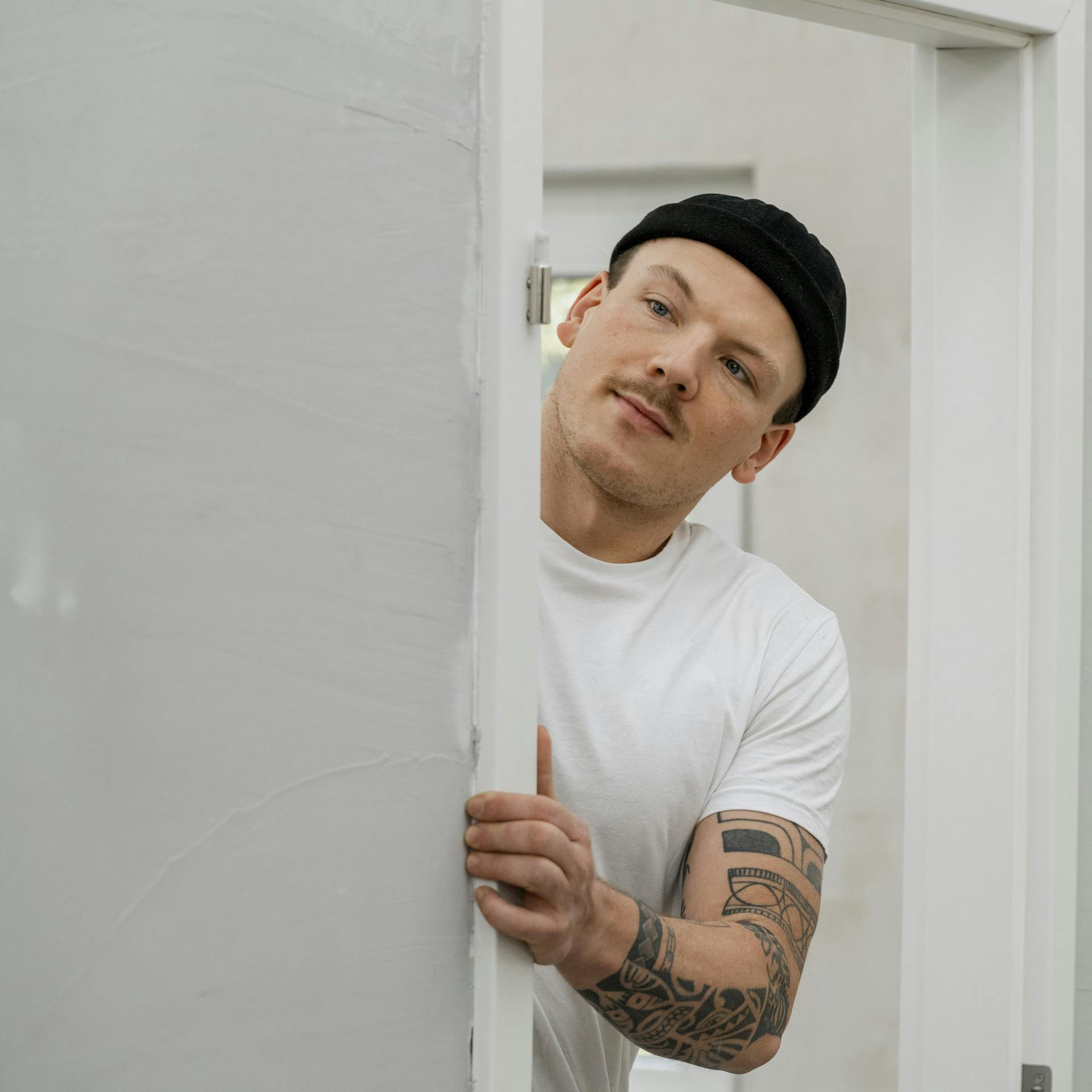 Ein Mann prüft die Stabilität einer Türzarge