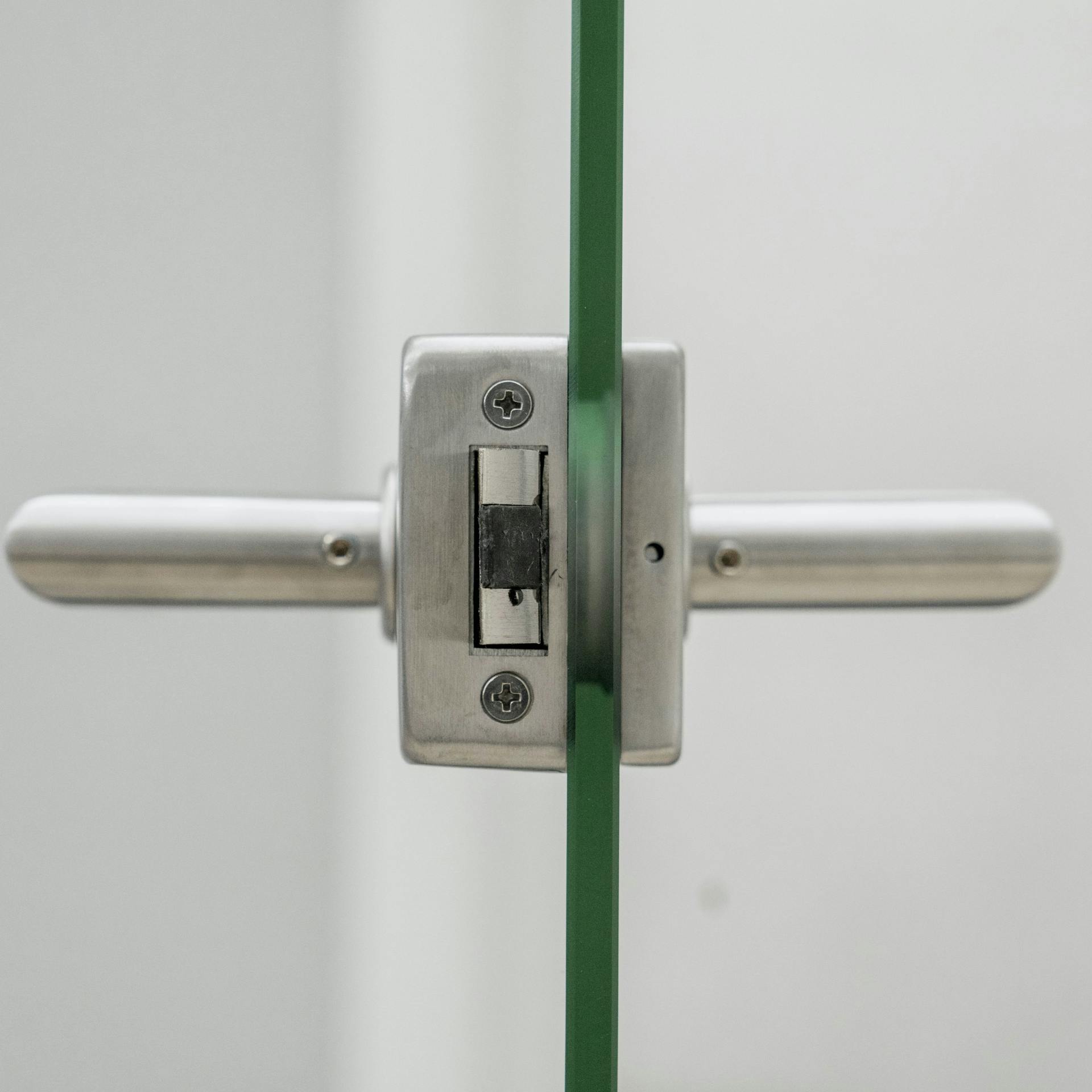 Seitenansicht eines Schlosskastens mit Blenden und Klinken