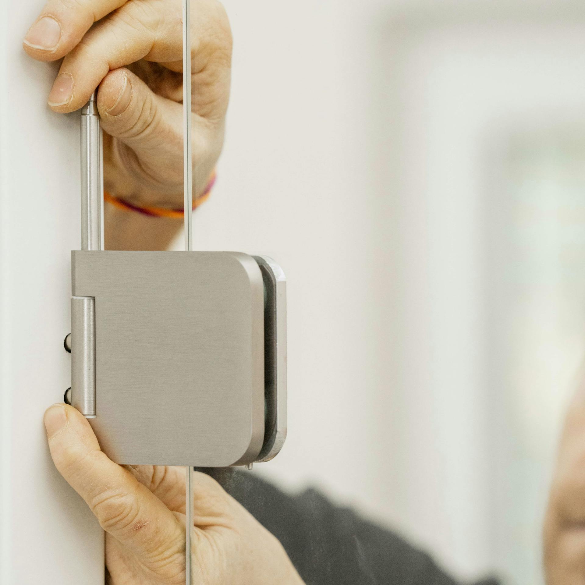 Ein Mann hängt eine Glastür ein