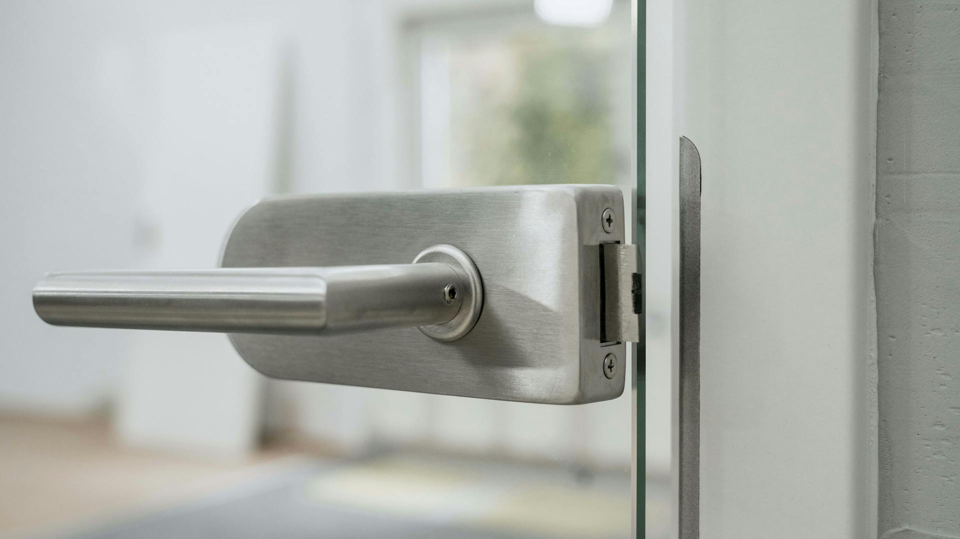 Nahaufnahme einer Türklinke an Glastür