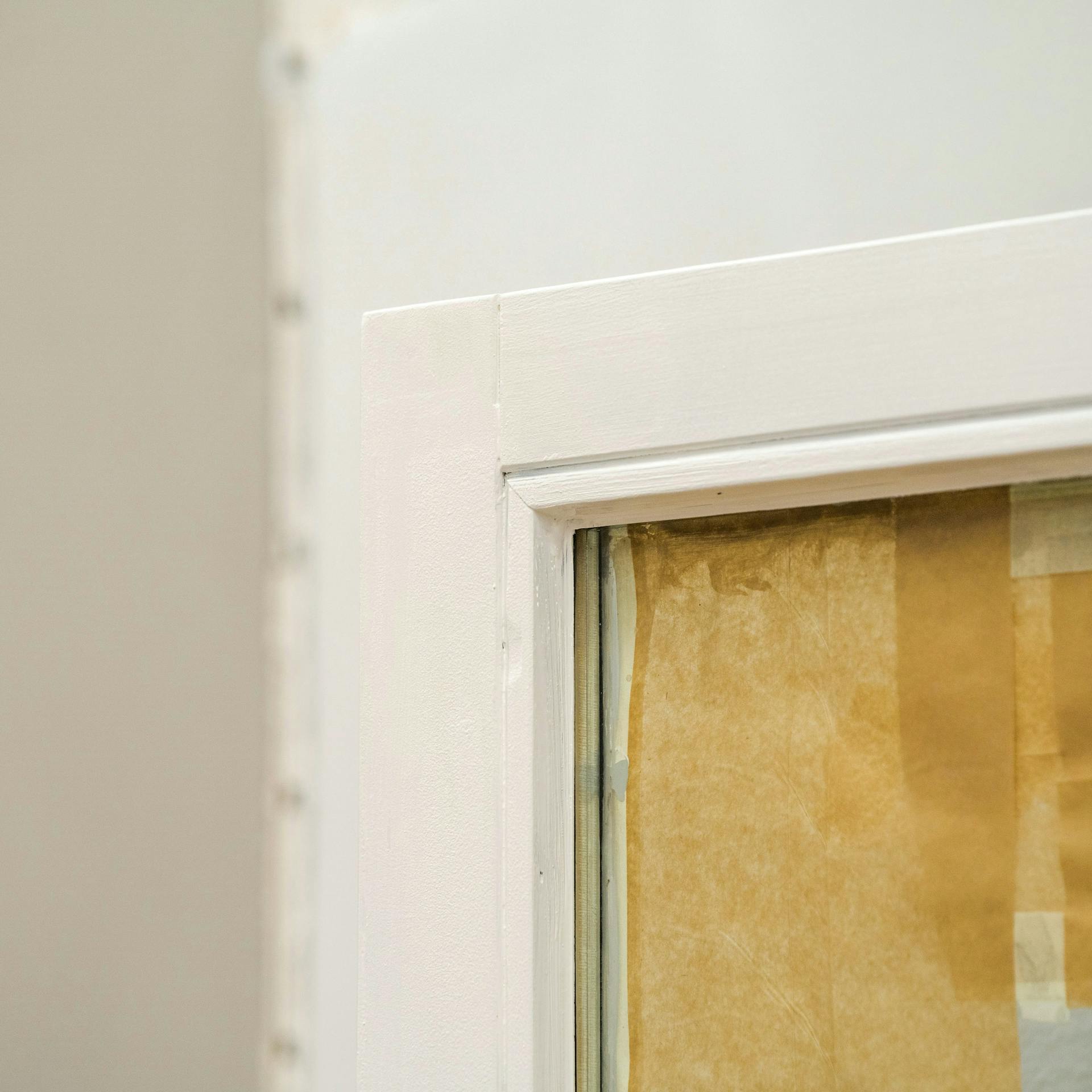 Weißer Lack auf einem Fensterrahmen aus Holz.