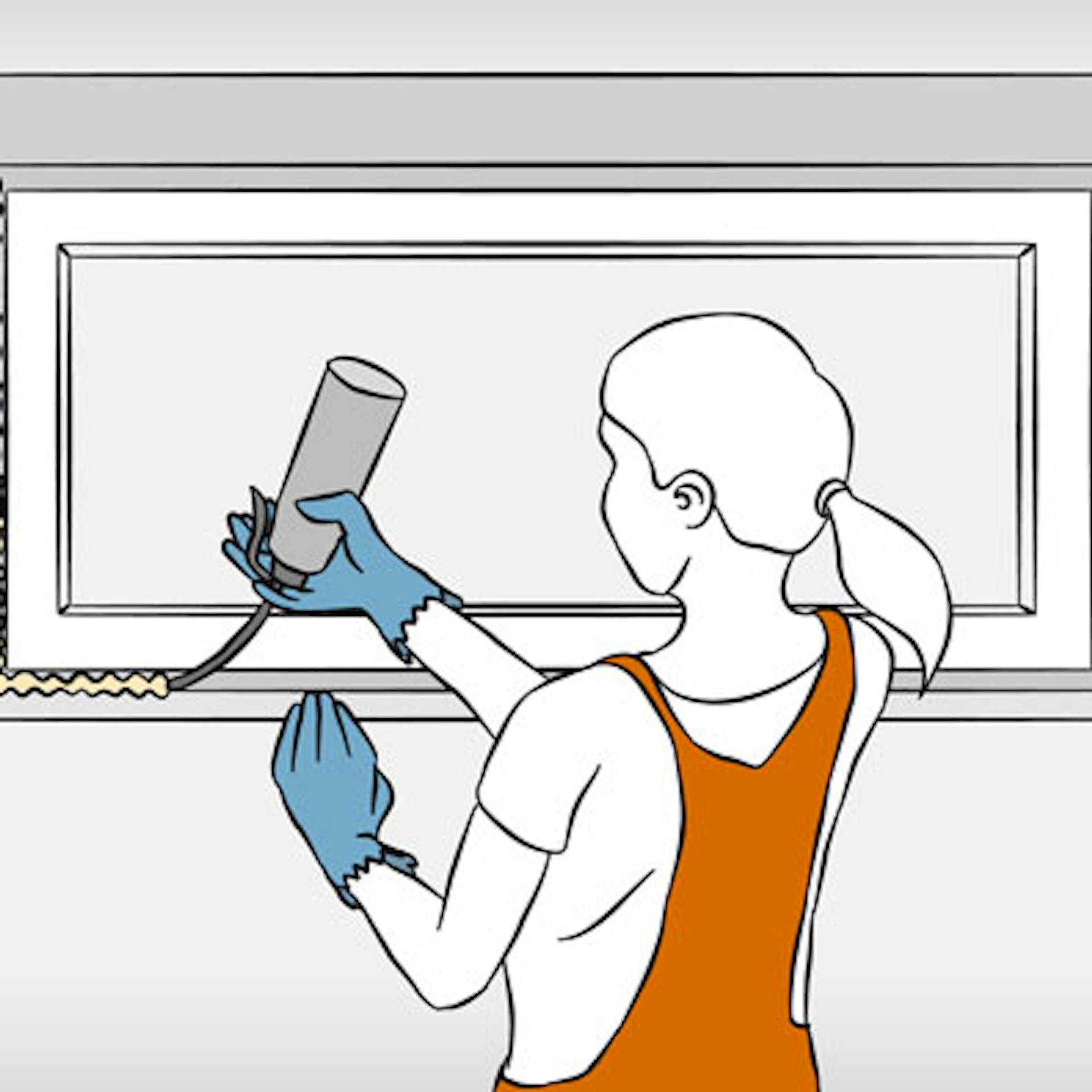 Heimwerkerin dichtet Fensterfuge mit Montageschaum ab.