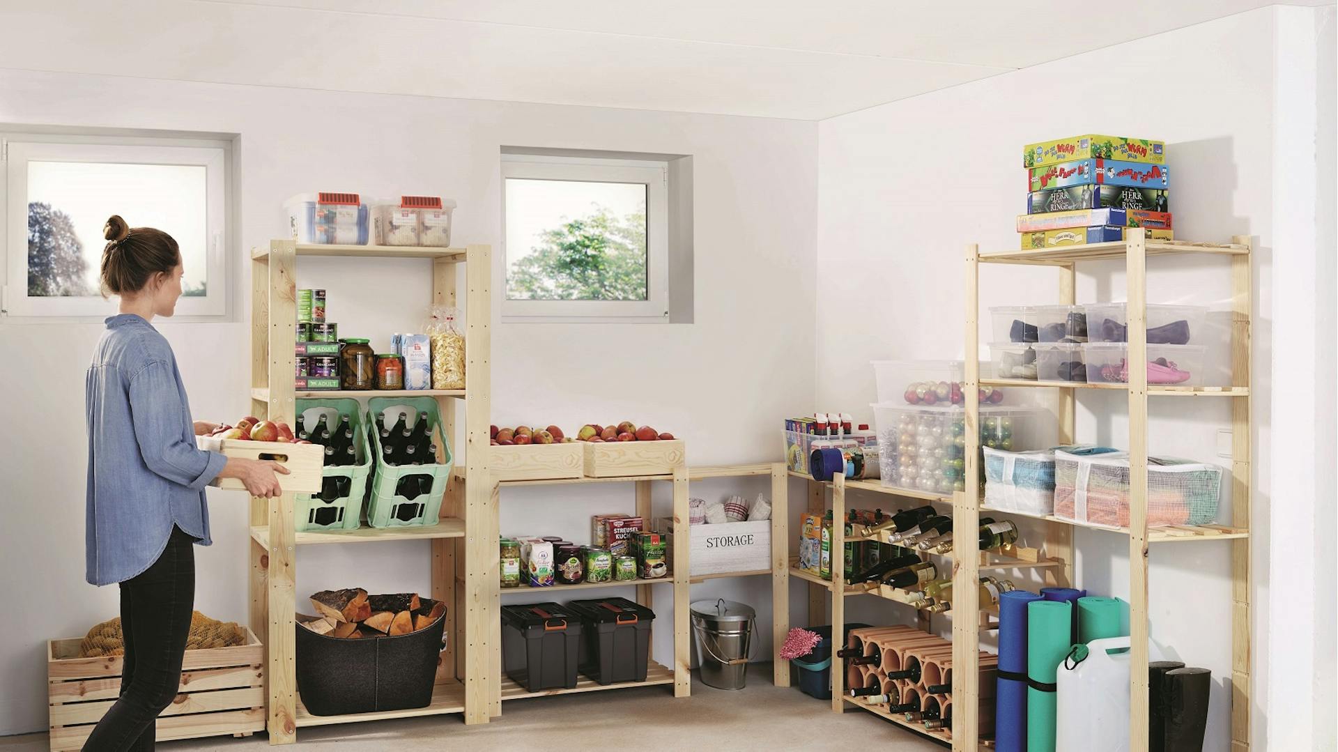 Ein ausgetauschtes Kellerfenster in einem Kellerraum als Lager für Lebensmittel mit einer Frau.