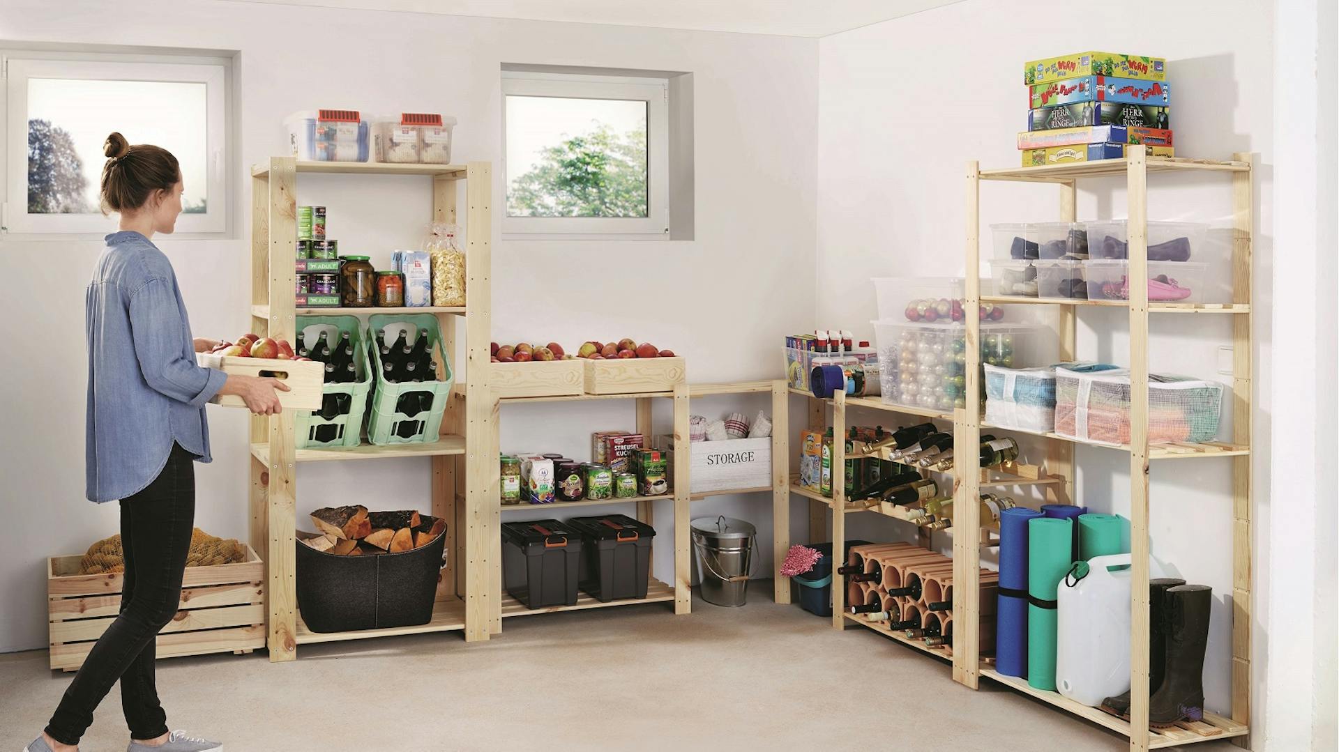 Sanierter Kellerraum mit neuen Kellerfenster eingerichtet mit Lagerregalen.