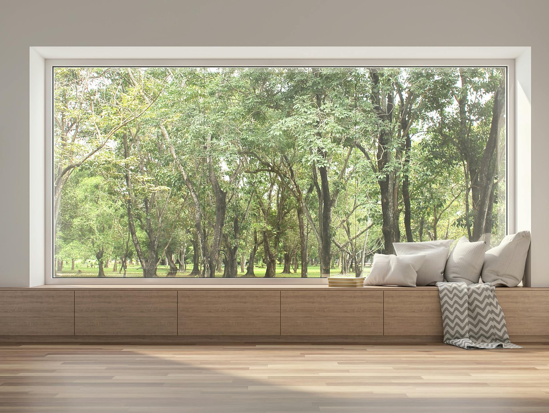 Großes, durchgehendes Fenster an einer weißen Wand.