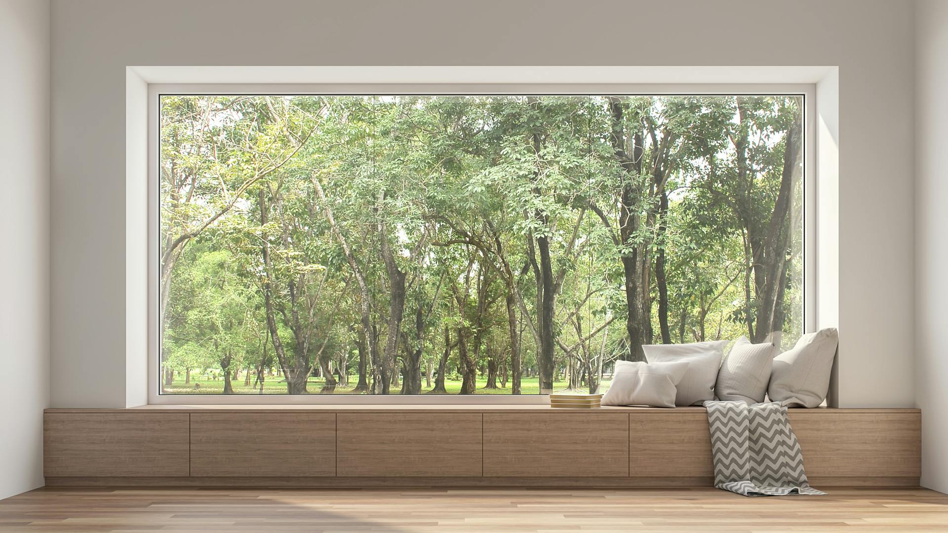 Großes modernes Fenster mit Blick auf Bäume