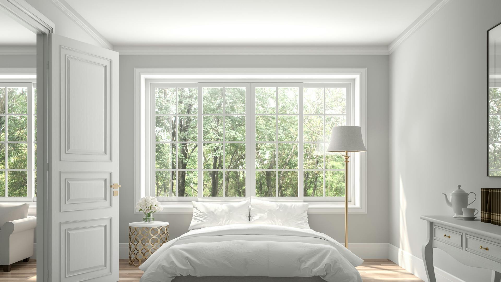 Bett steht vor einem großen Fenster mit weißem Rahmen.