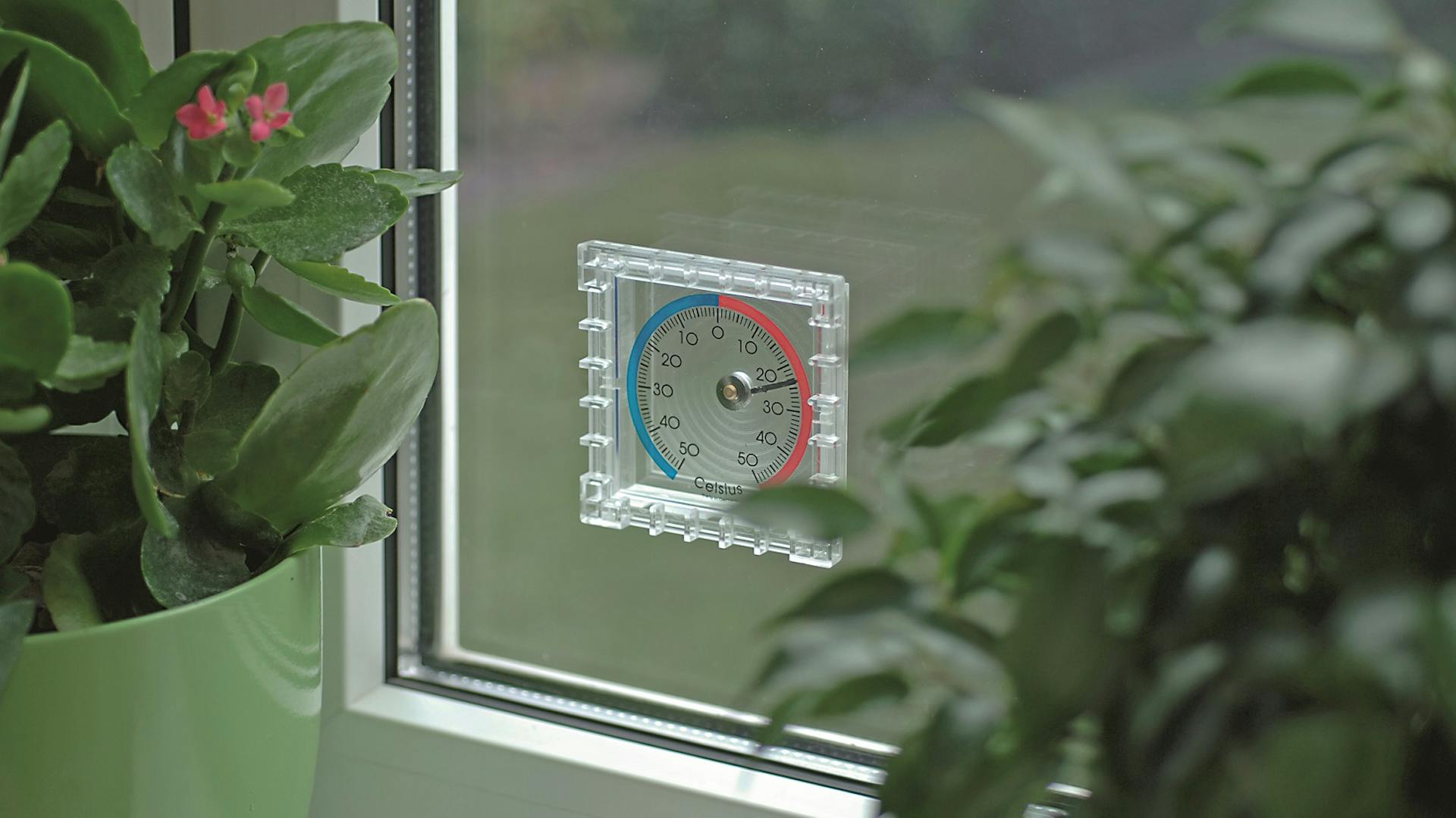 Außentemperatur wird mit einem Fensterthermometer zum Lüften bestimmt.