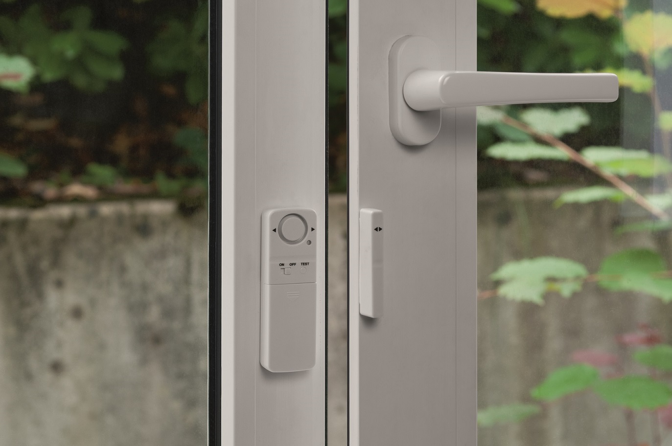 Egy ablak résnyire kinyitva. 