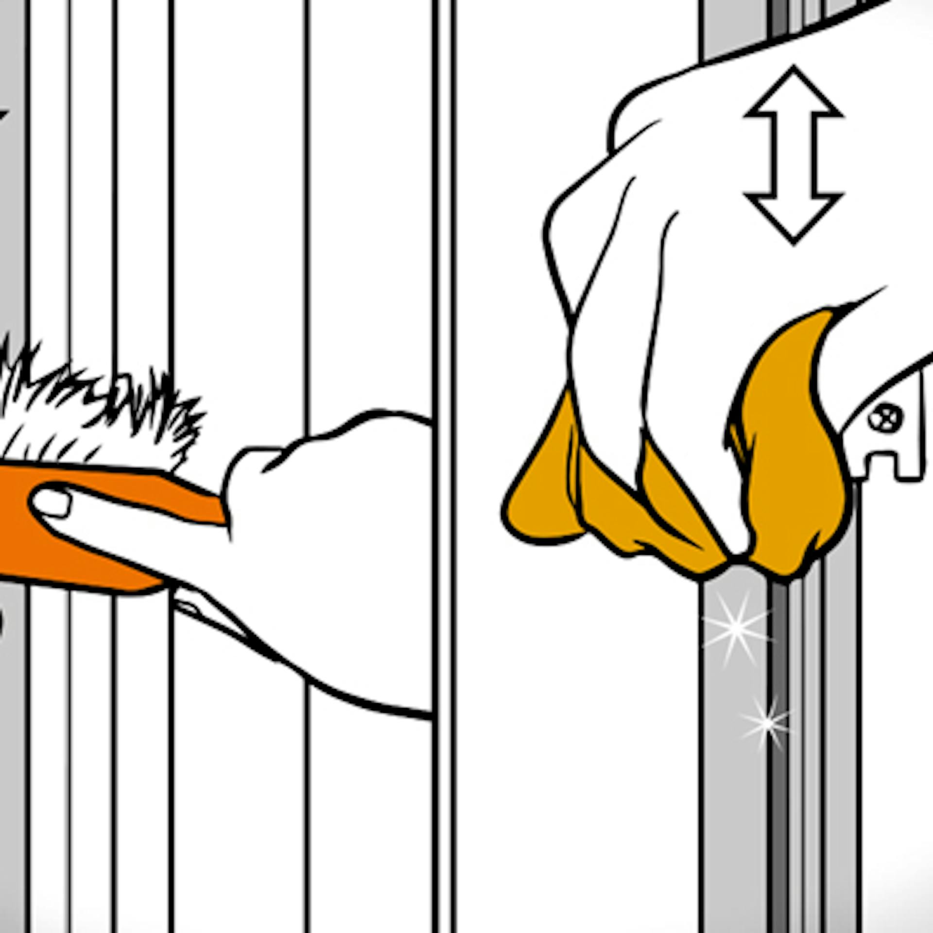 Un appassionato del fai da te pulisce le guide della veneziana con scopetta a mano e panno umido.