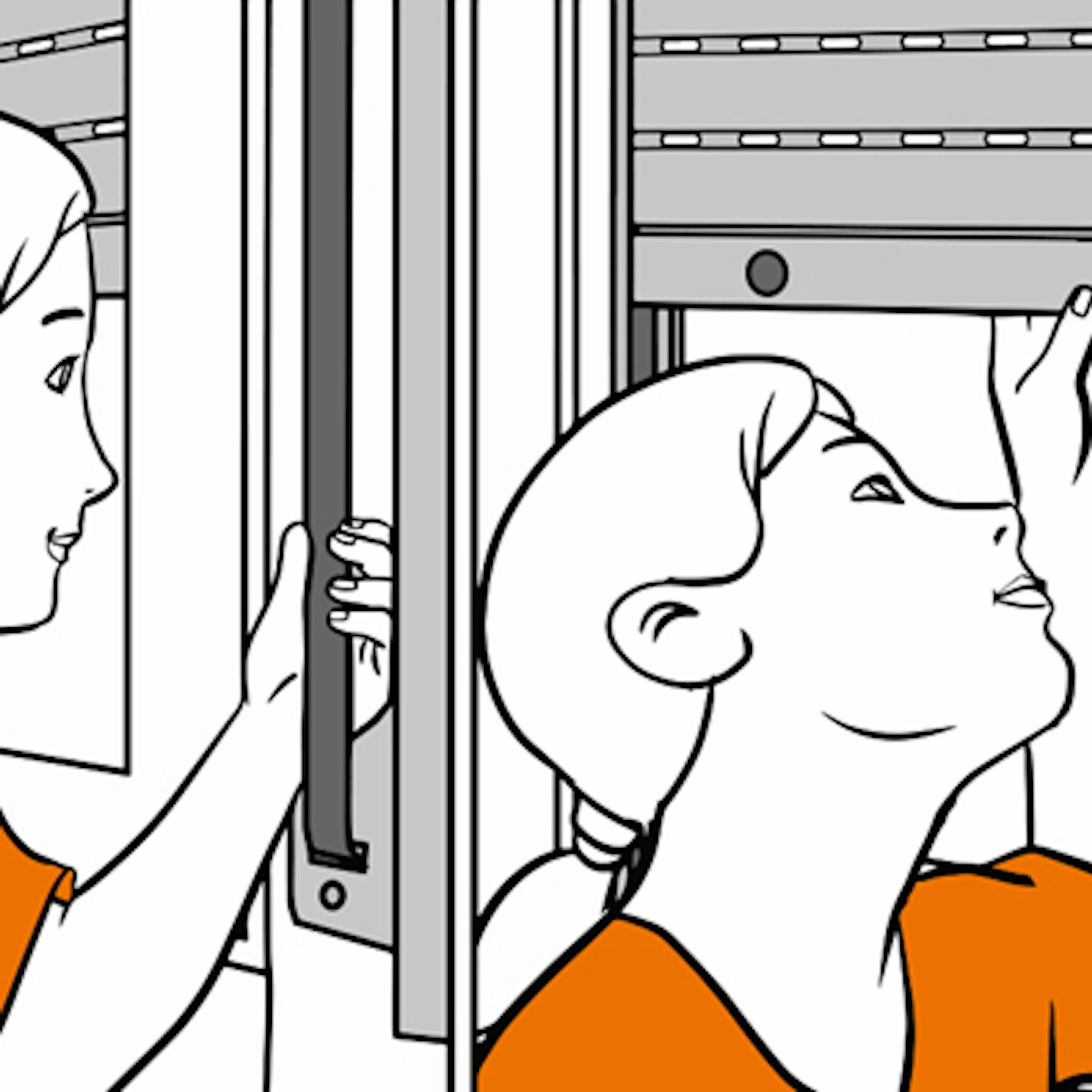 L’appassionata del fai-da-te controlla la cintura per avvolgibili e le lamelle per rilevare eventuali danni.