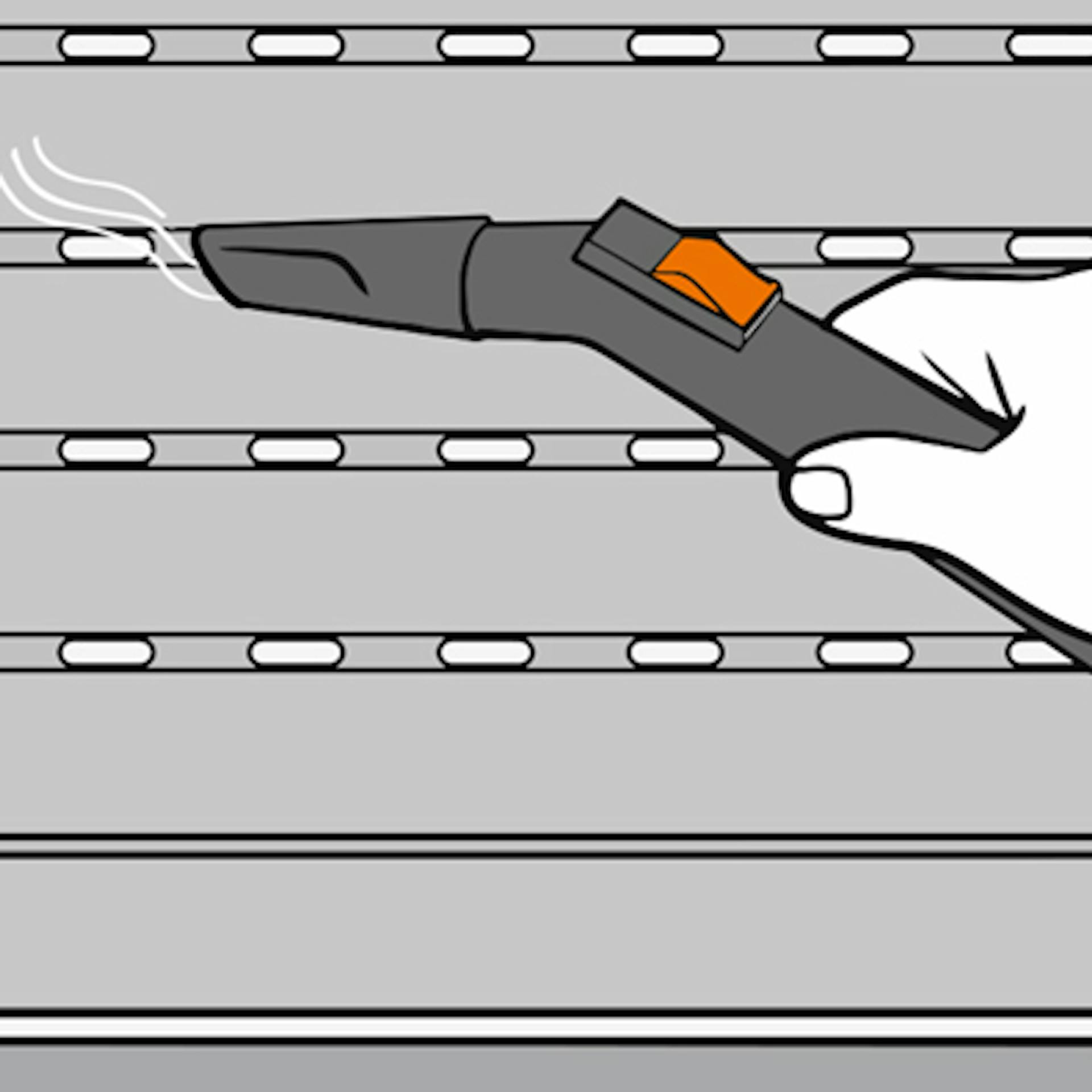 L’appassionato del fai da te aspira le tapparelle abbassate con l’aspirapolvere.