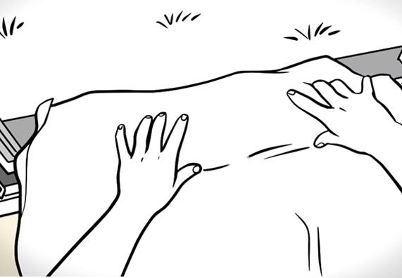 Un’appassionata del fai-da-te posa gli asciugamani sul davanzale della finestra.