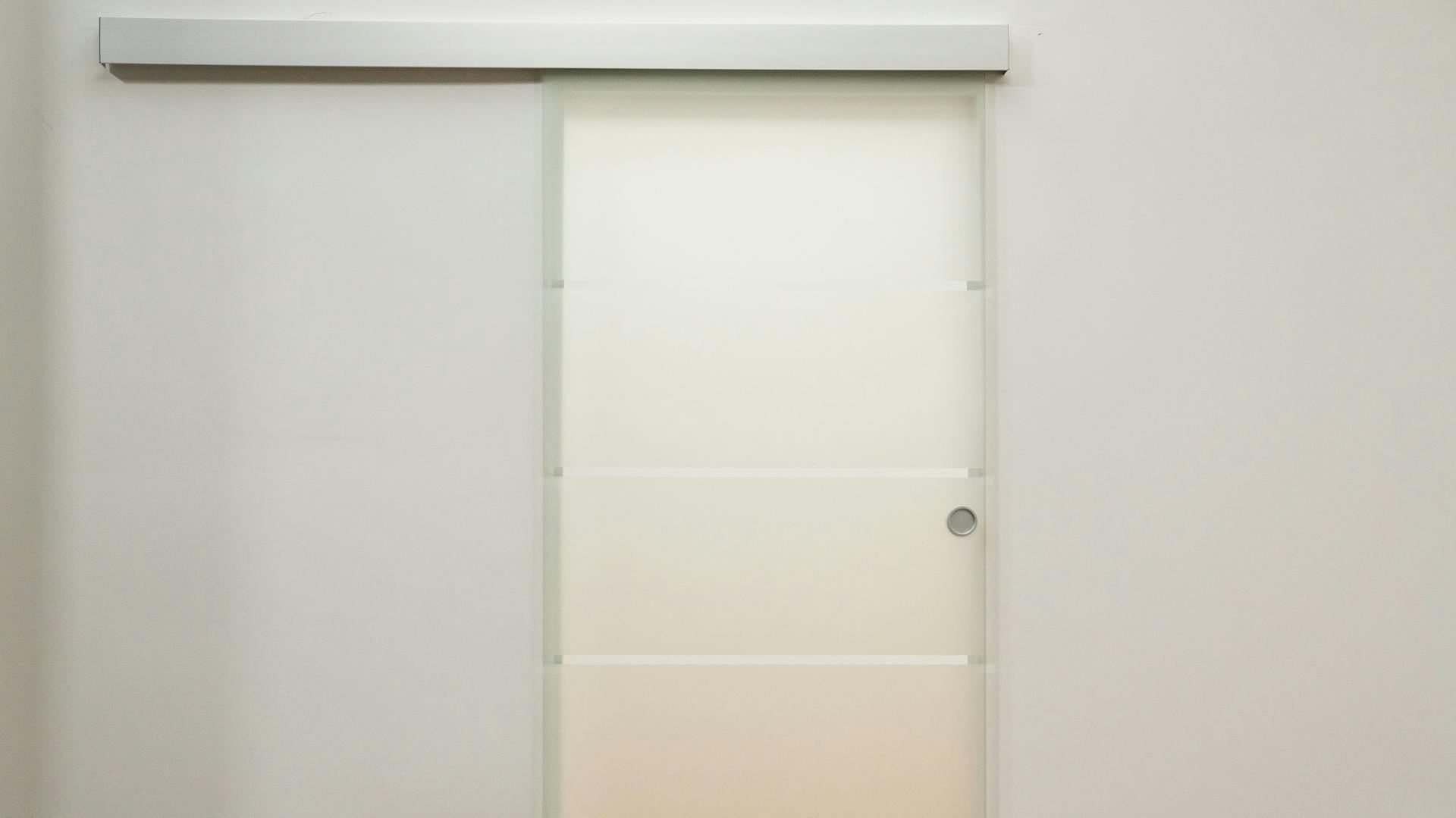 Frontalansicht einer Schiebetür aus Milchglas.