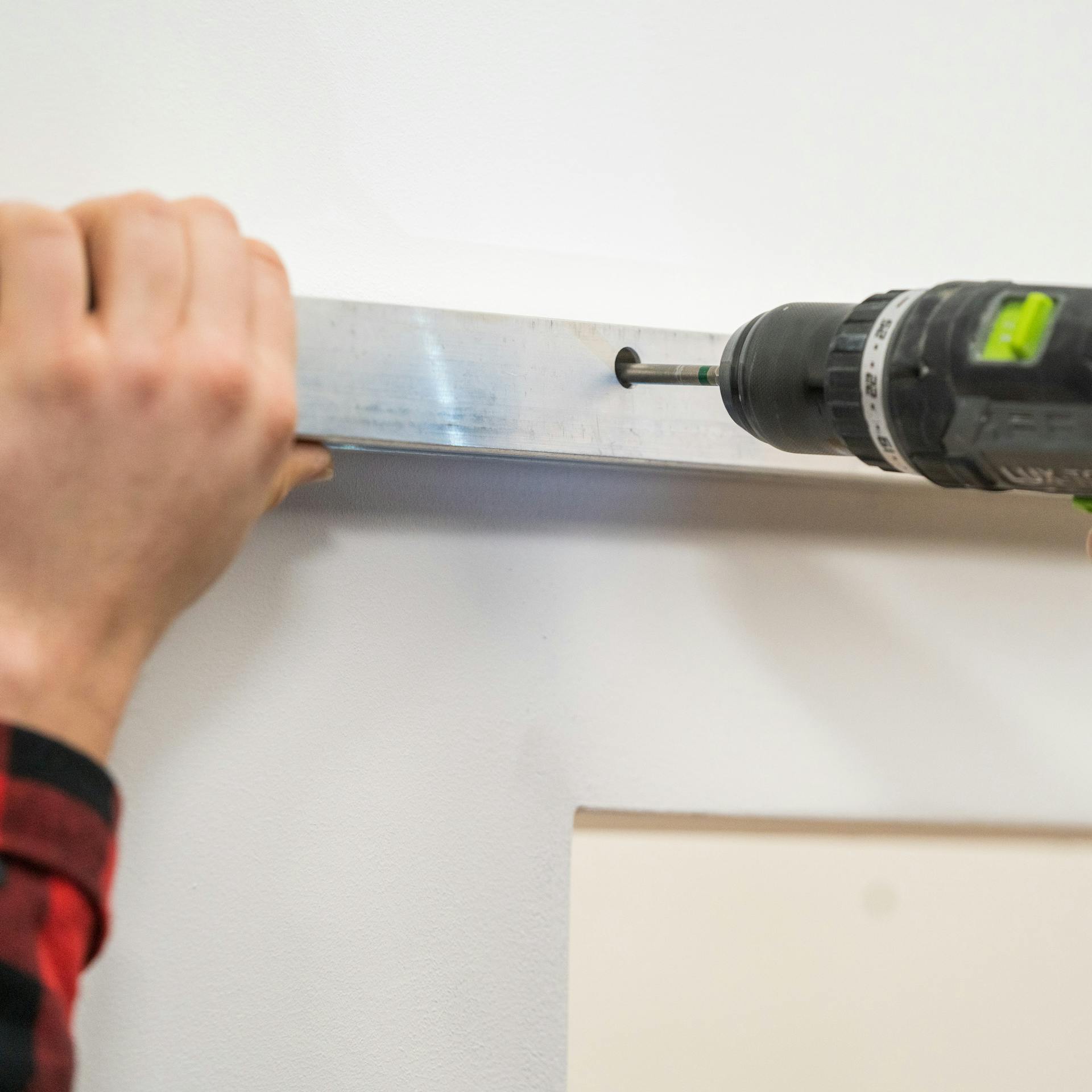 Handwerker bringt die obere Laufschiene an.