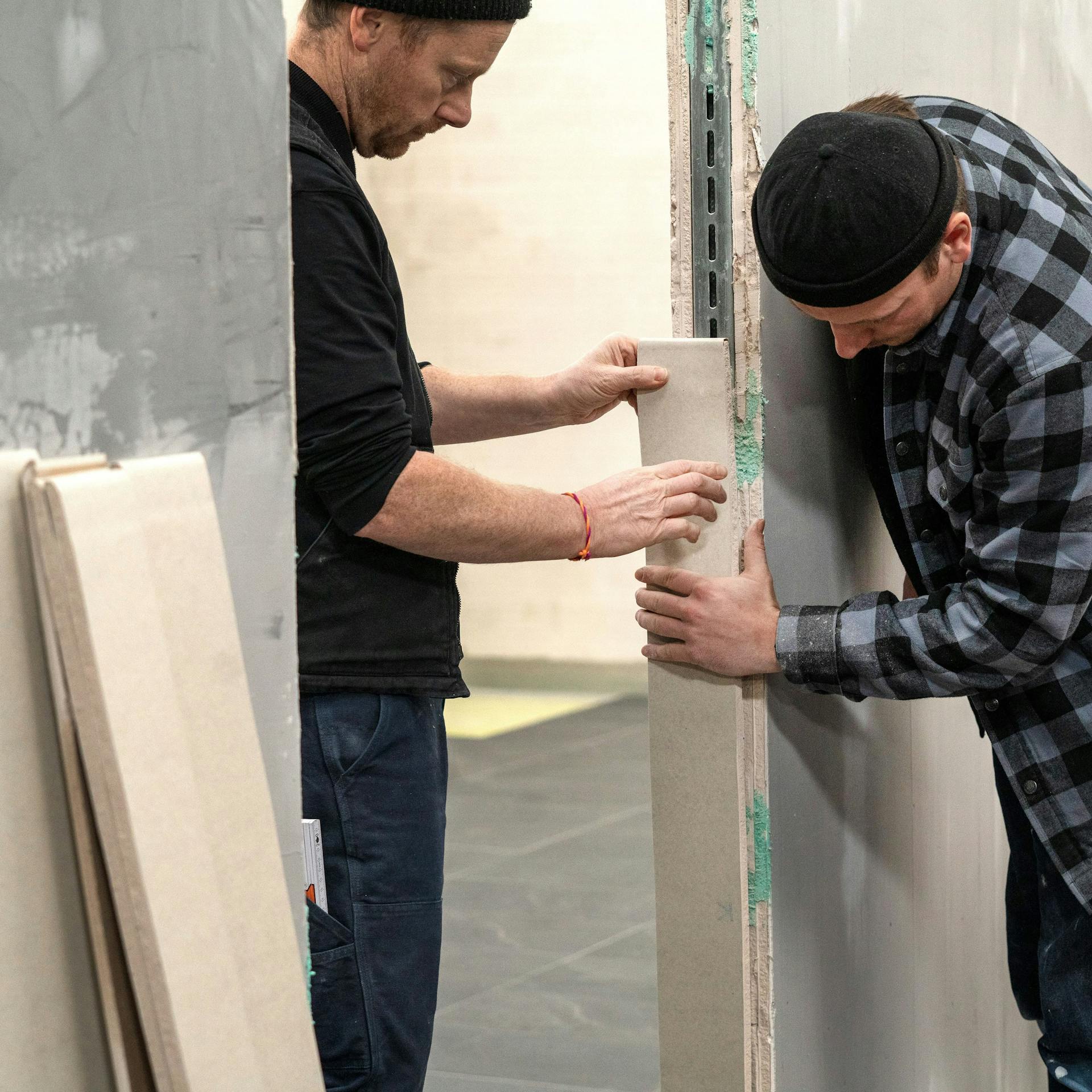 Heimwerker bringen Verkleidung an das Ständerwerk an.