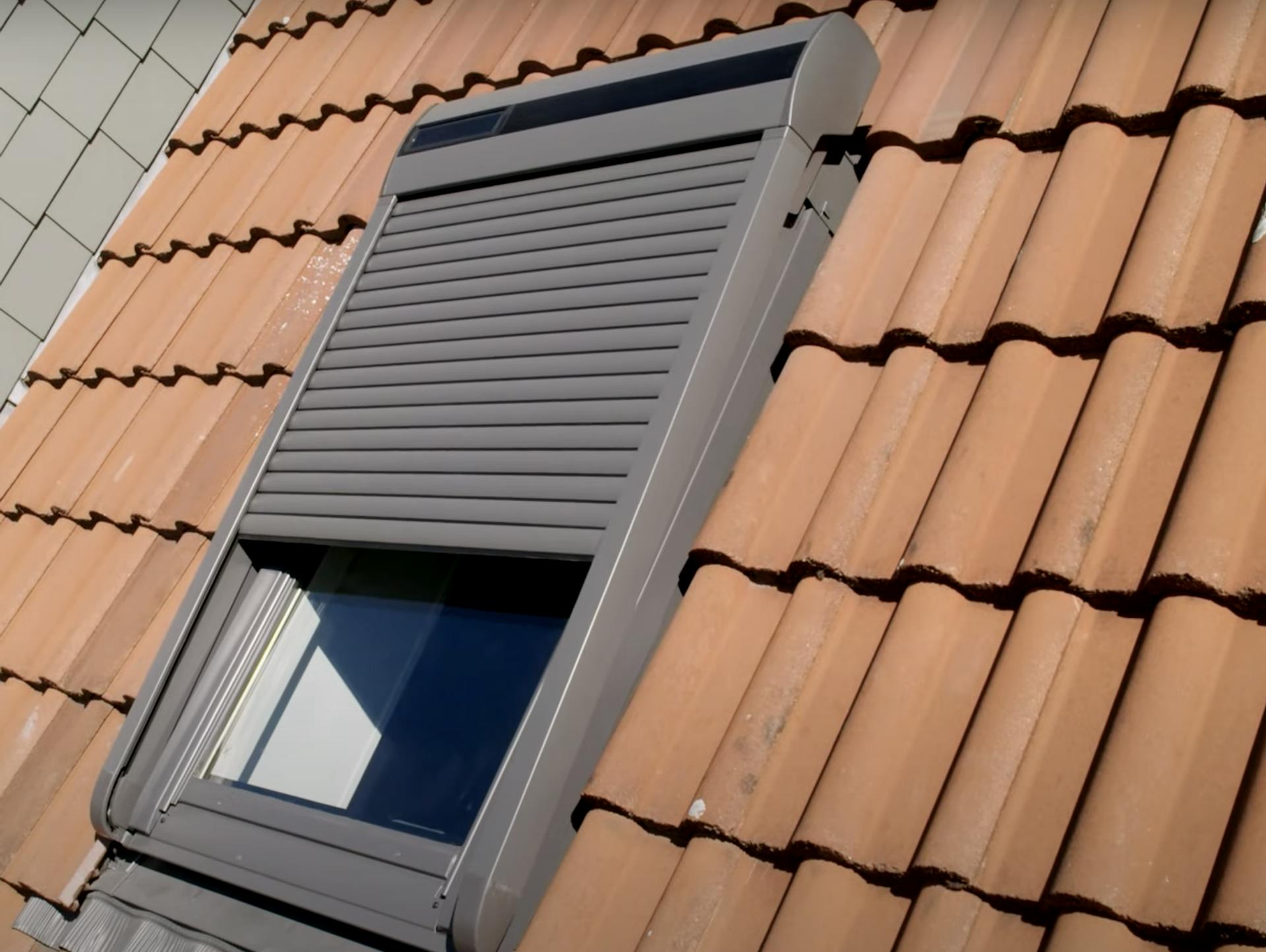 Rollladen an einem Dachfenster