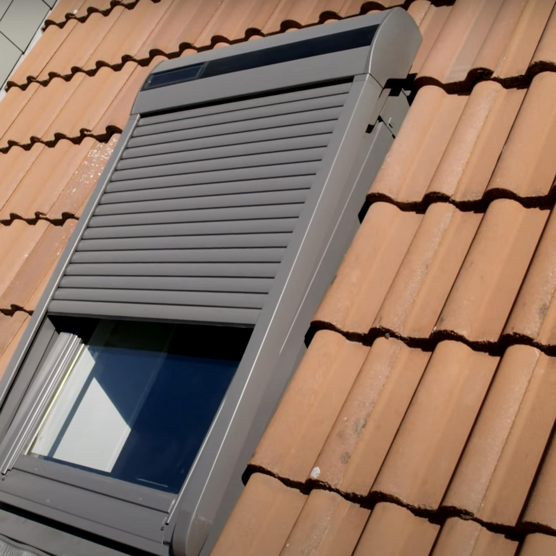 Das Solar-Rollo wird ausgefahren.