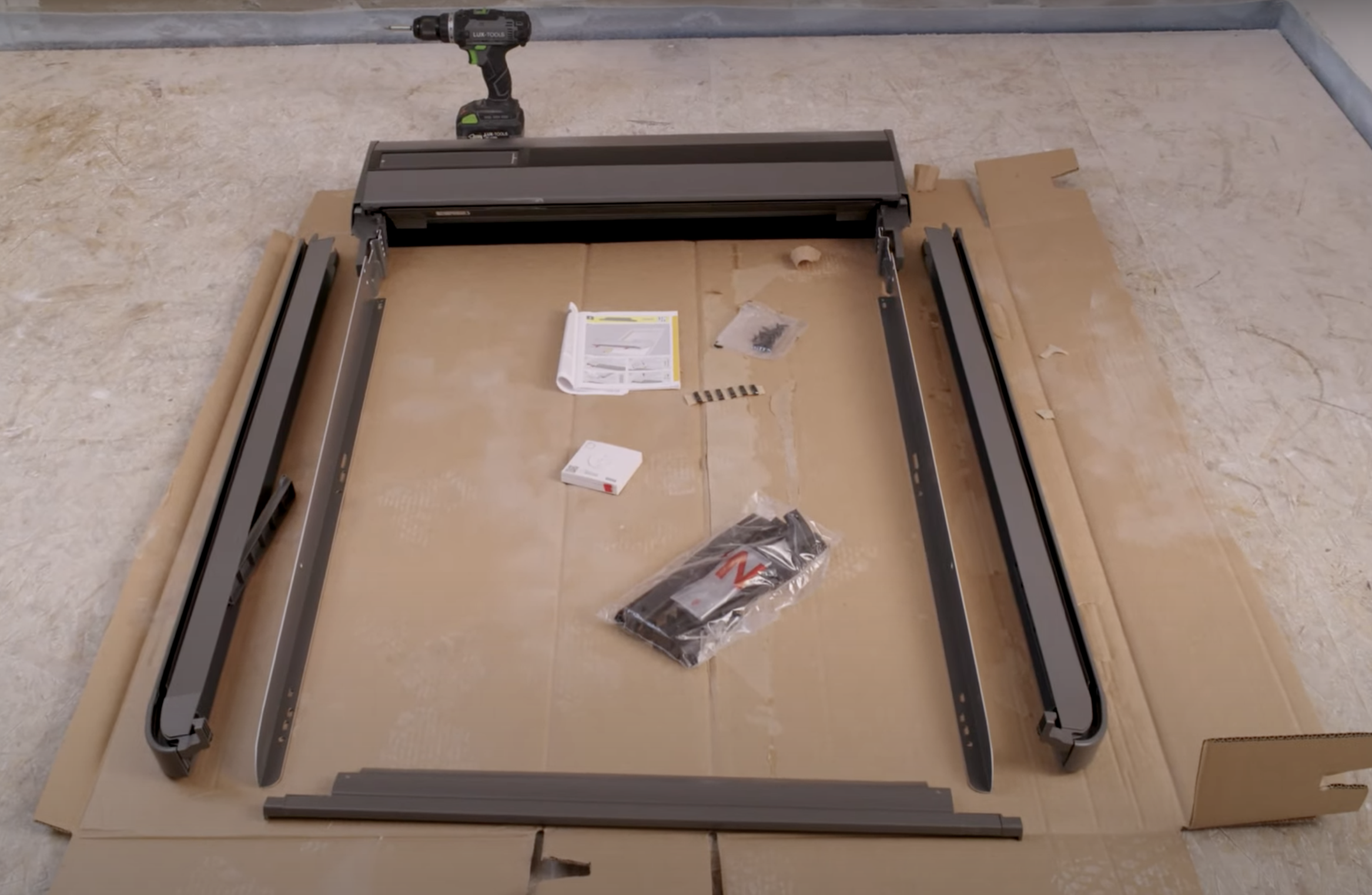 Ein Mann setzt einen Rolladenkasten ein. 