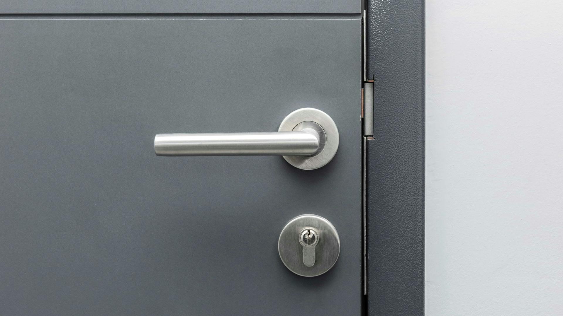 Rosettenbeschlag an grauer Tür