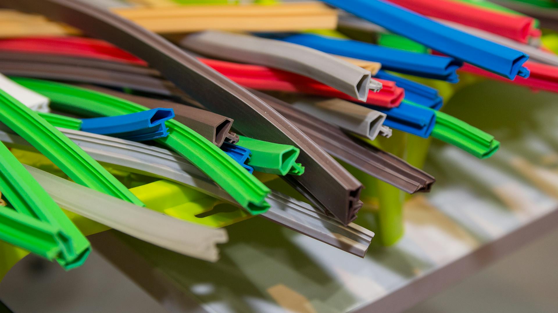 Különböző színű tömítőszalagok ajtók szigeteléséhez