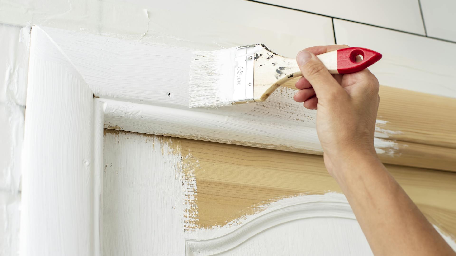 Jemand streicht Türen