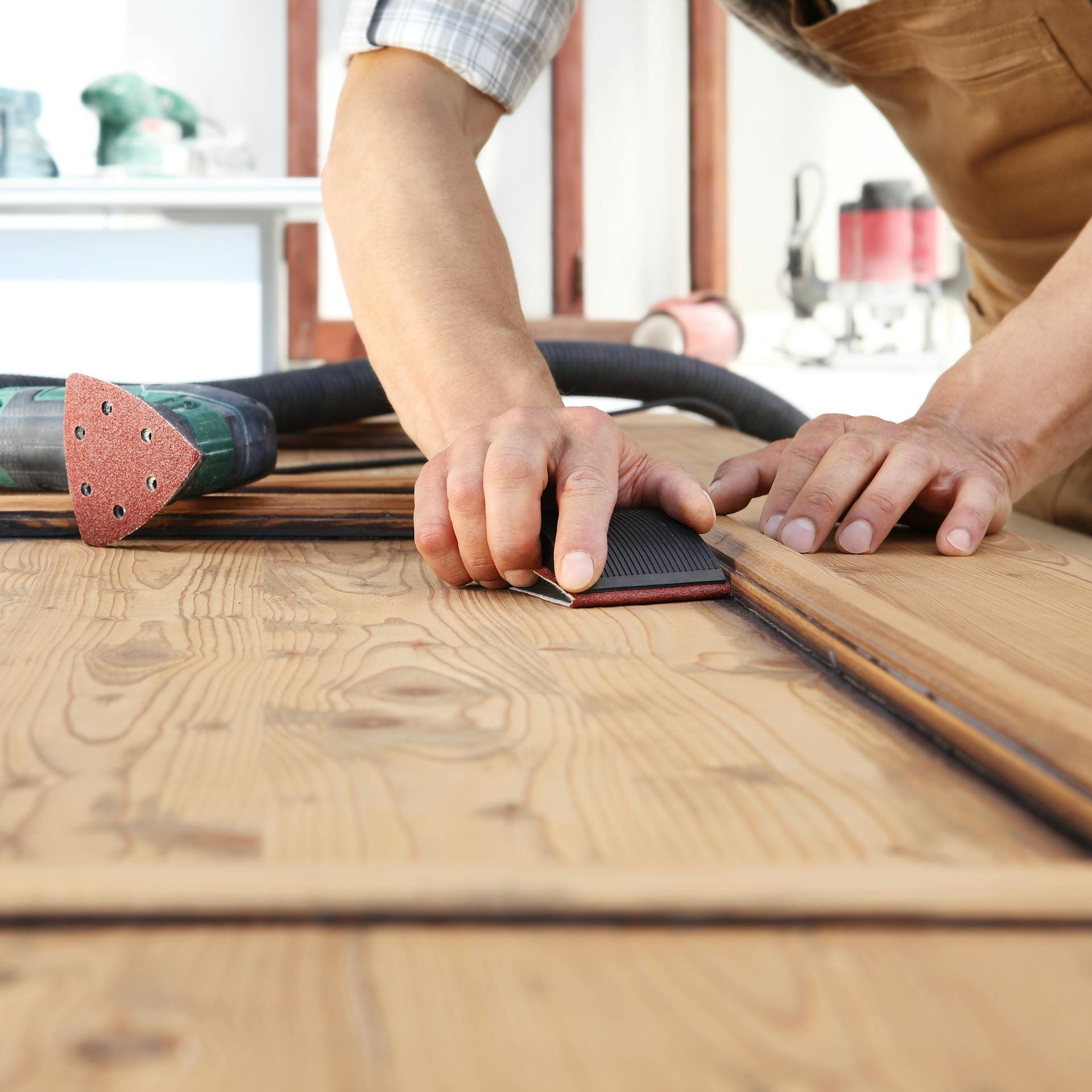 Persona carteggia la porta