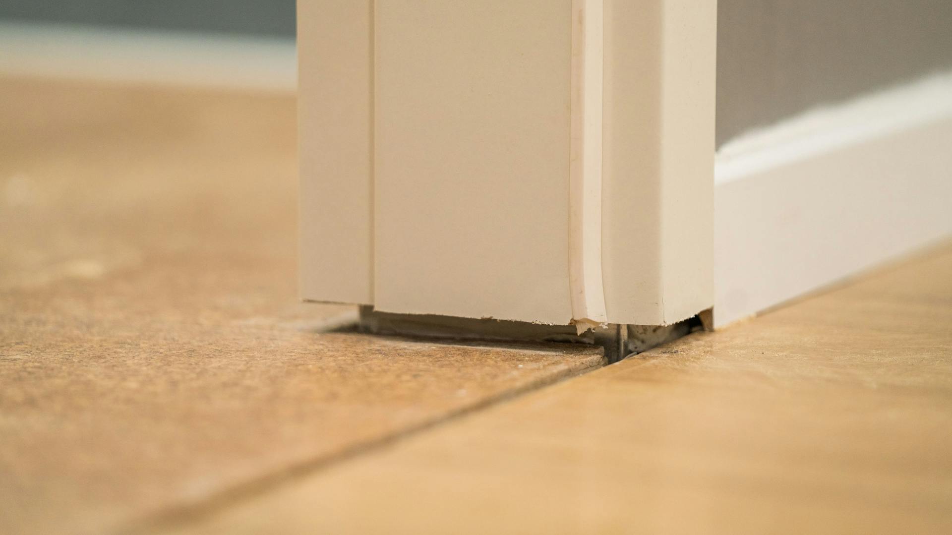 Nahaufnahme einer gekürzten Türzarge