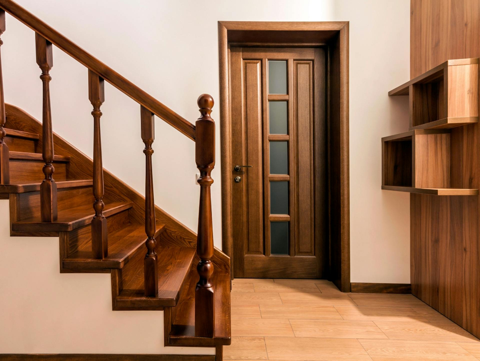 Massivholztür in einem Flur neben einer Treppe.