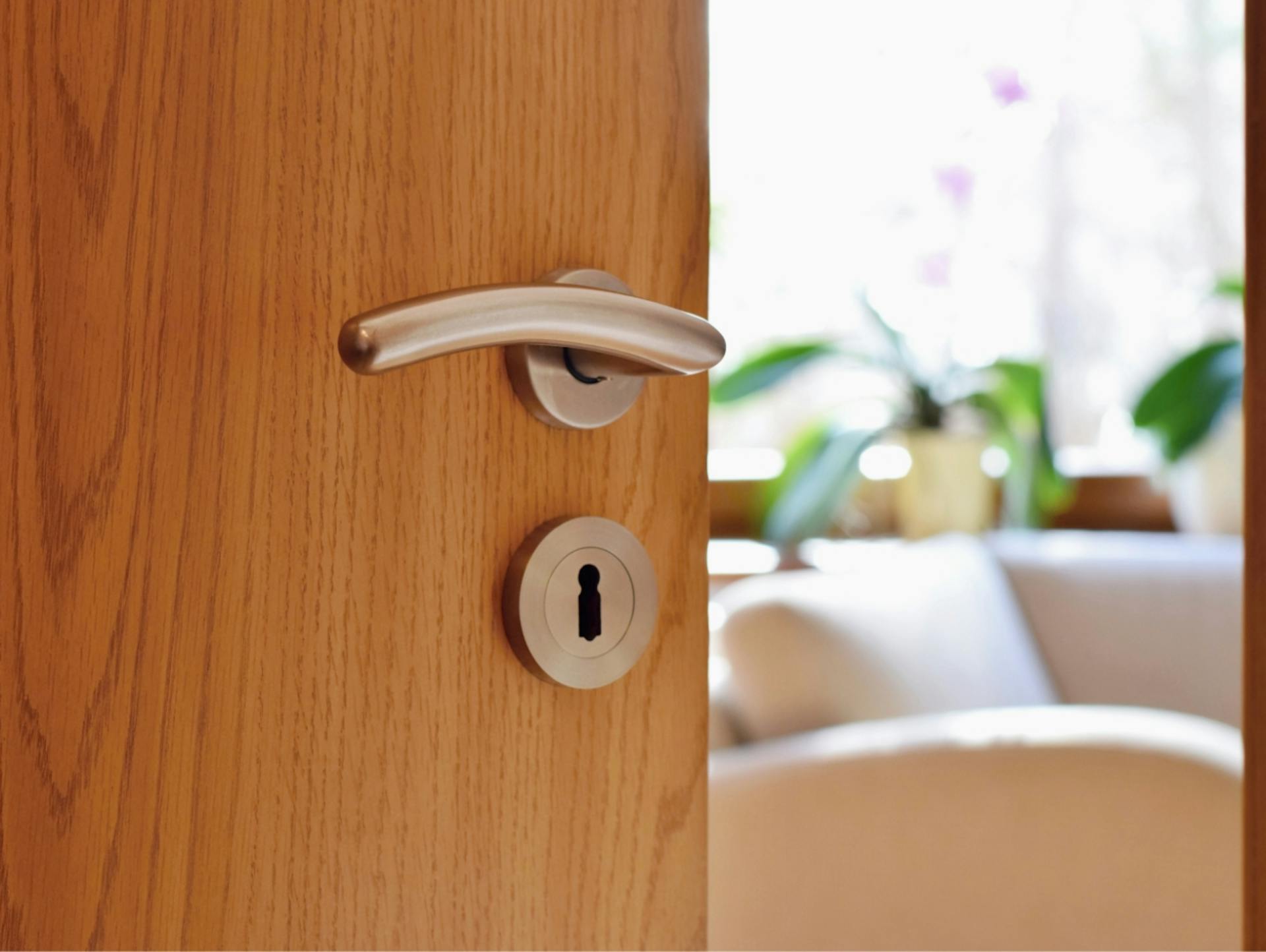 Zimmertür mit Dekorfolie in Holzoptik.