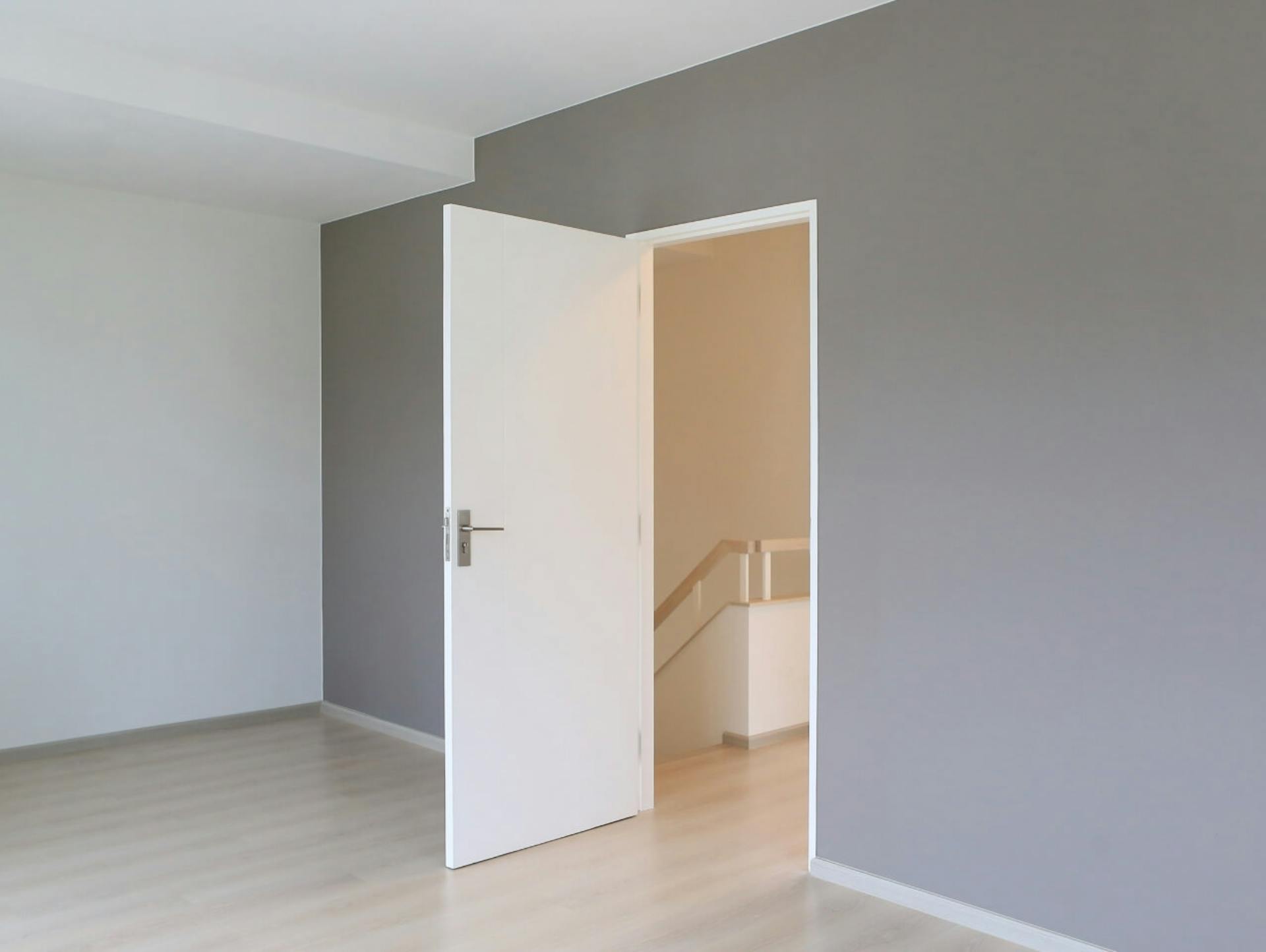 Eine glatte weiße Tür