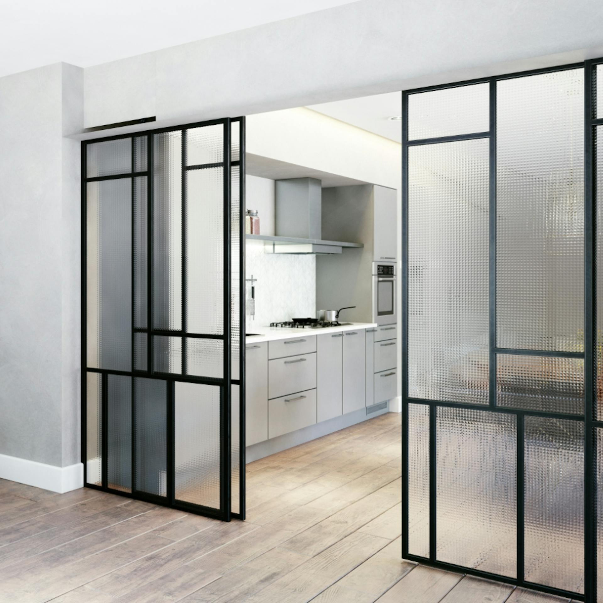 Eine Schiebetür aus halbdurchsichtigem Glas mit schwarzem Rahmen.