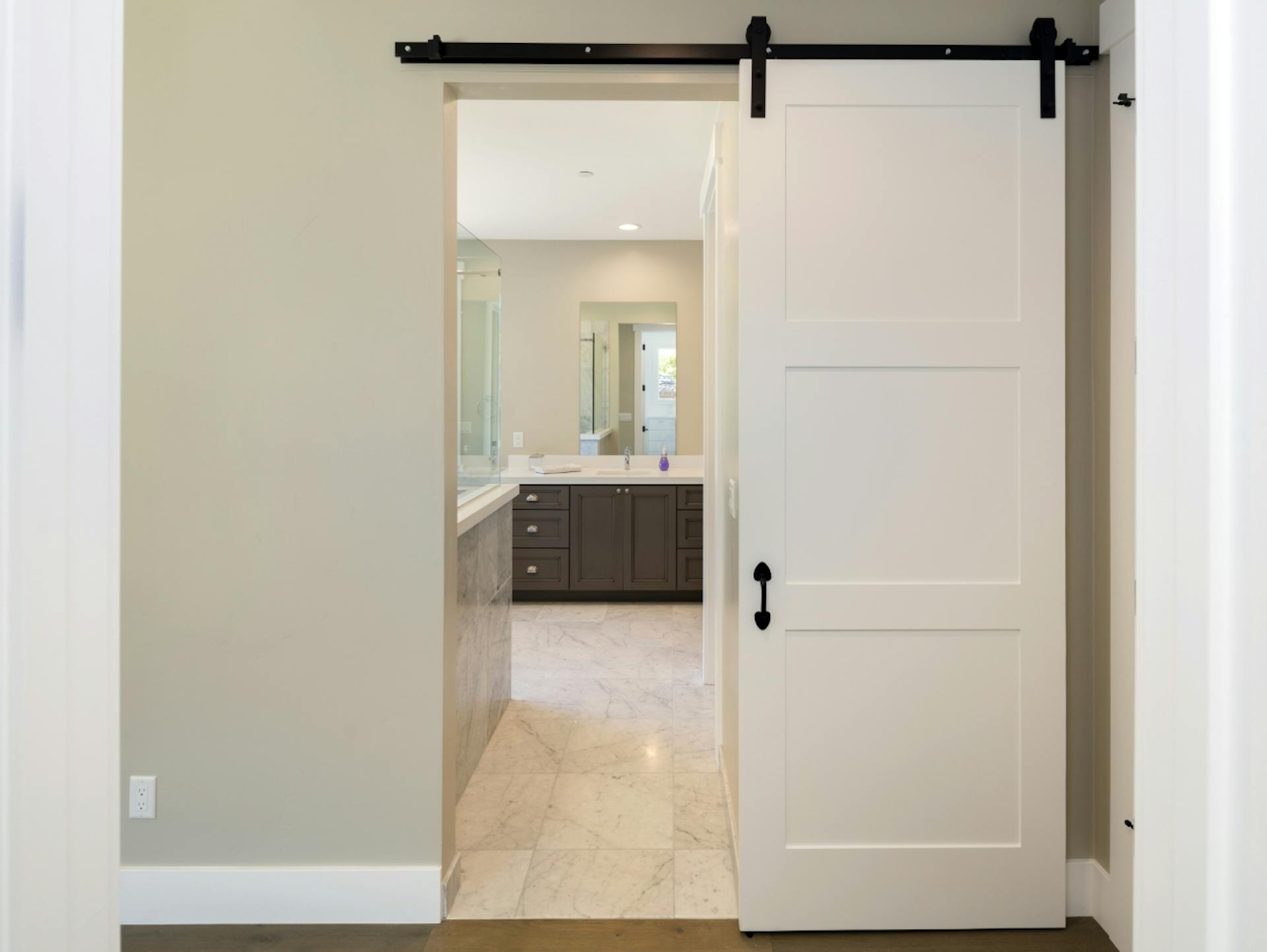 Schiebetür aus Holz, weiß lackiert.