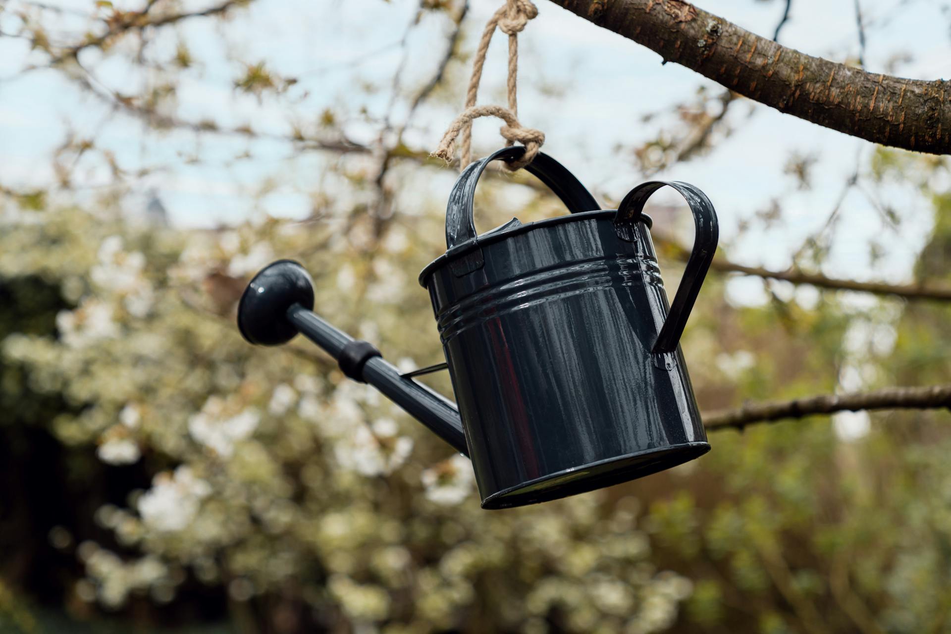 Doccia da giardino fai da te con annaffiatoio e fune.