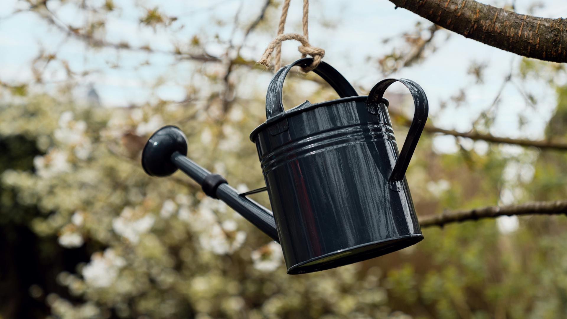 Saját készítésű kerti zuhany öntözőkannából és kötélből.