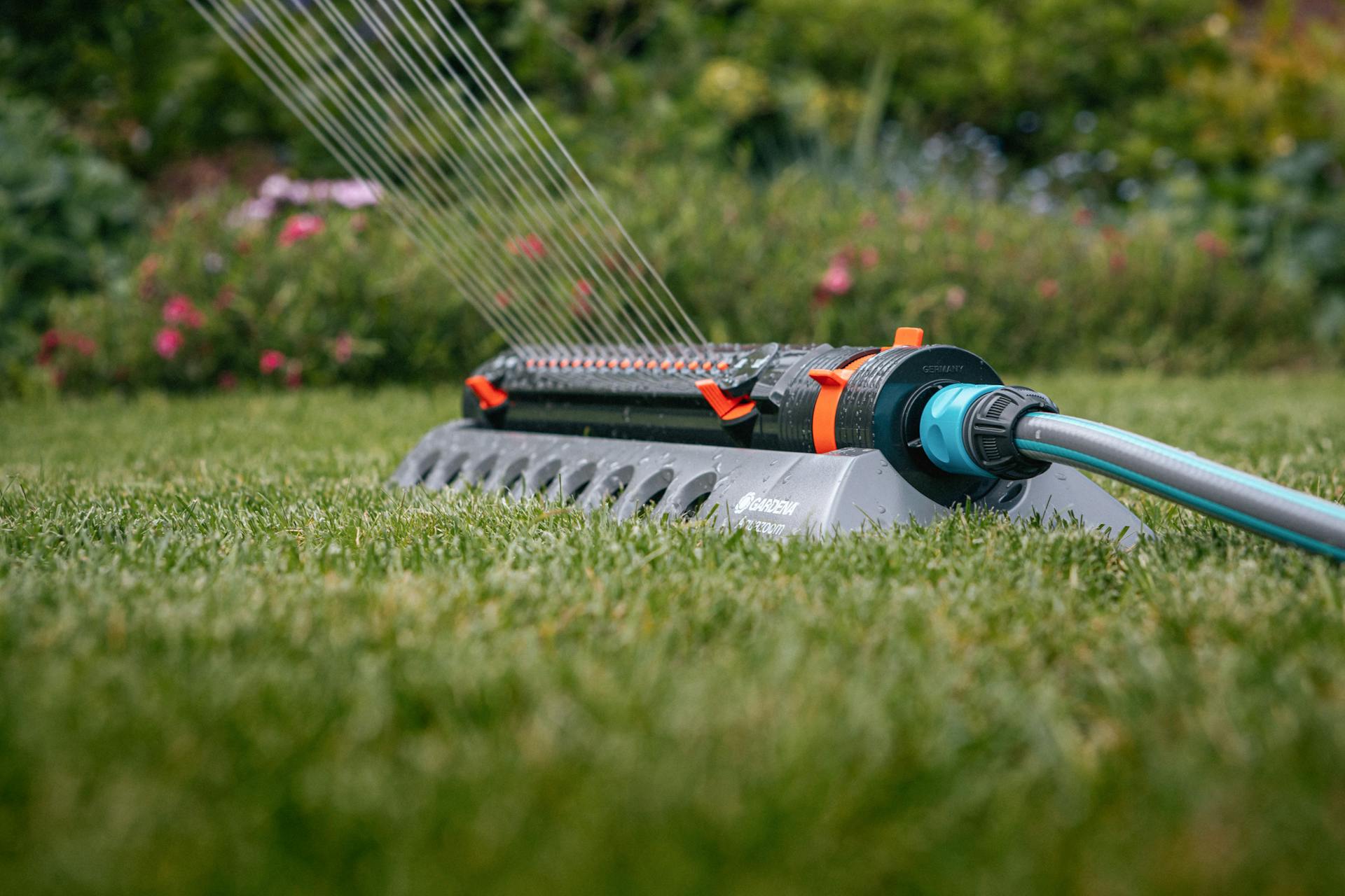 Irrigatore sul prato