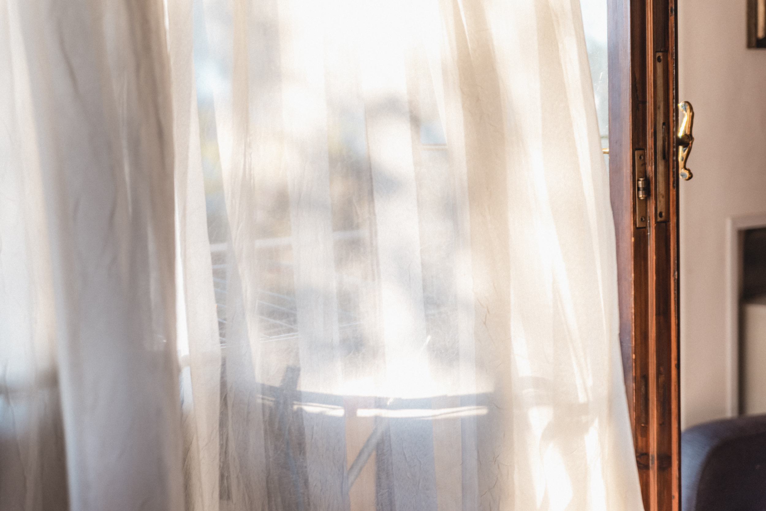 Il vento gonfia una tenda al sole del mattino