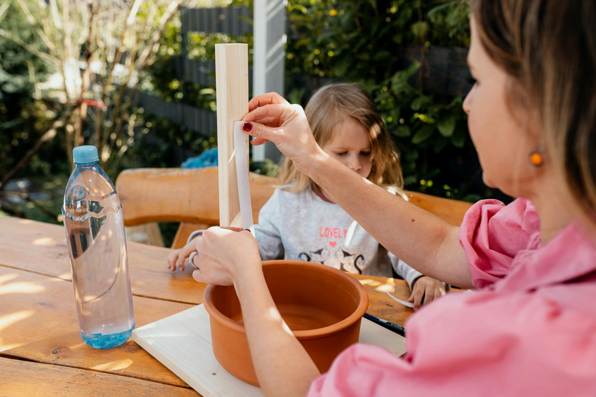Donna applica del velcro autoadesivo su un’asse di legno