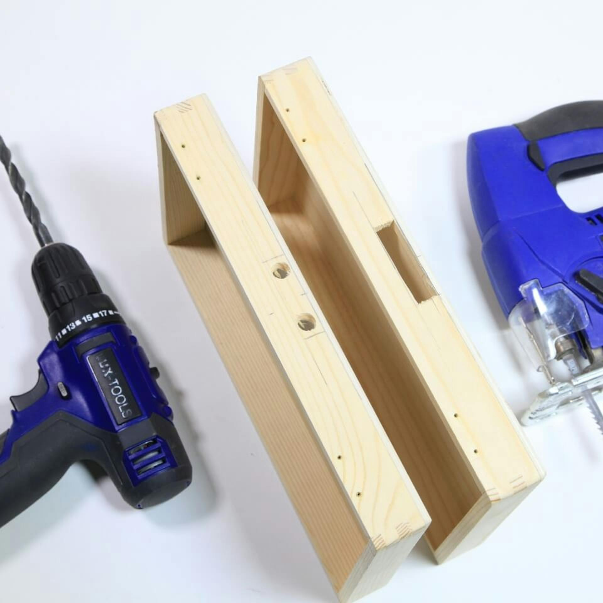 Akkuschrauber, zwei Deckel aus Holz und Stichsäge