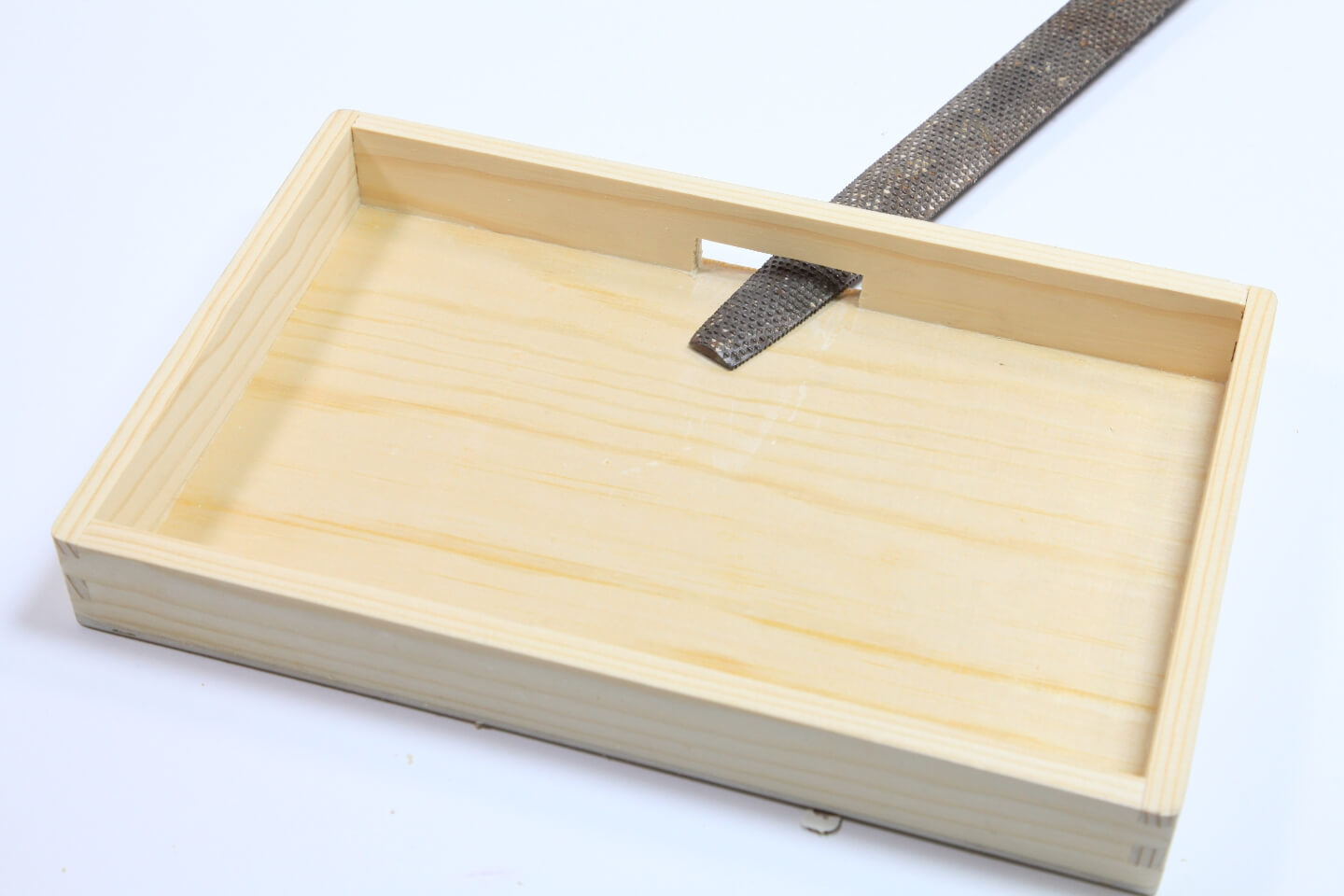 Deckel aus Holz und Feile