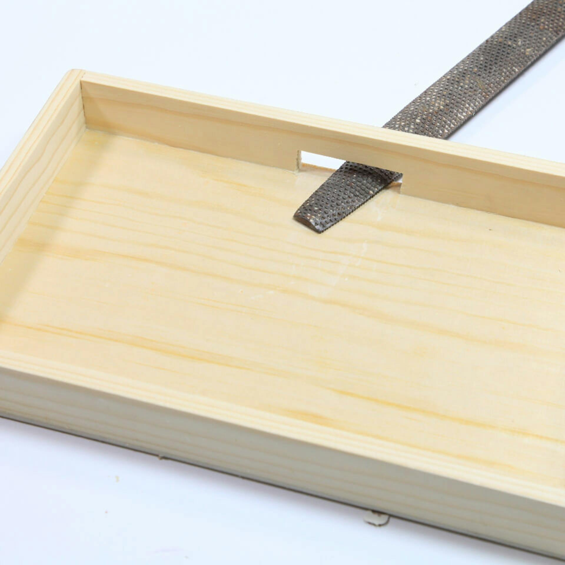 Deckel aus Holz und Feile