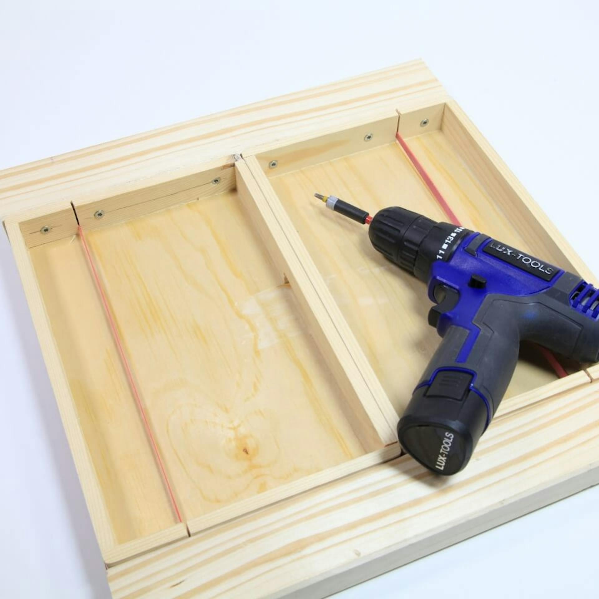 Akkuschrauber liegt auf Spieltisch für Airhockey