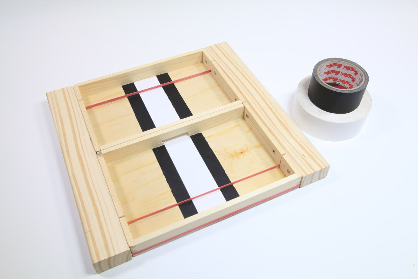 Klebeband liegt neben Spieltisch für Airhockey