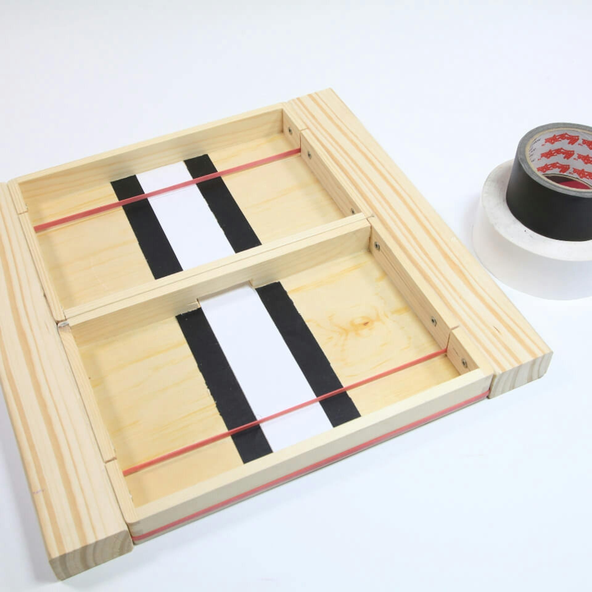 Klebeband liegt neben Spieltisch für Airhockey