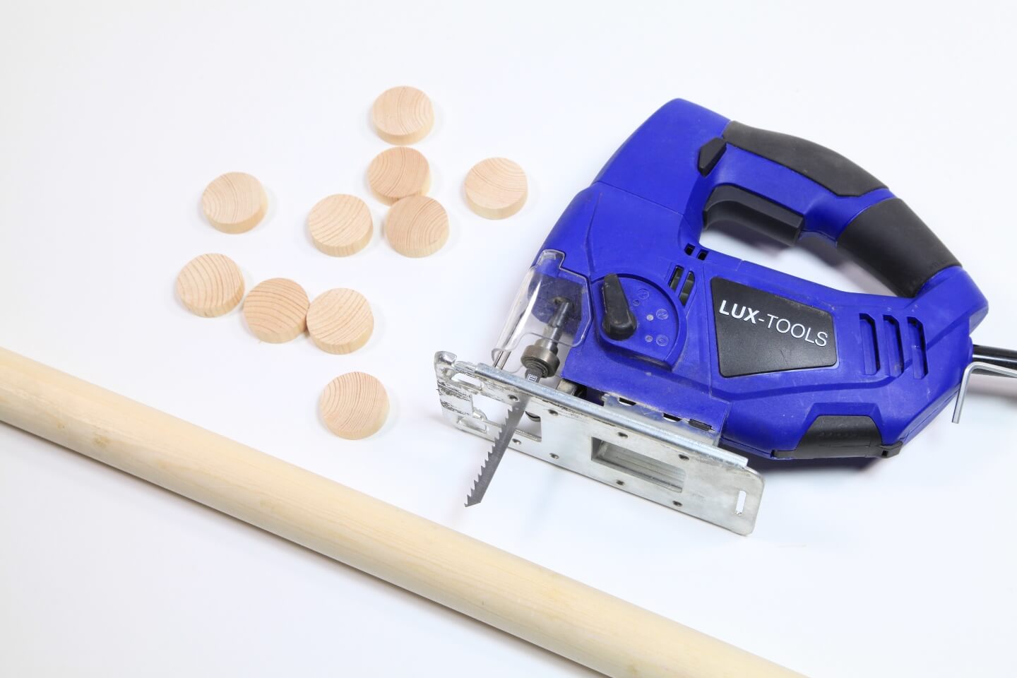 Stichsäge liegt neben Rundholz