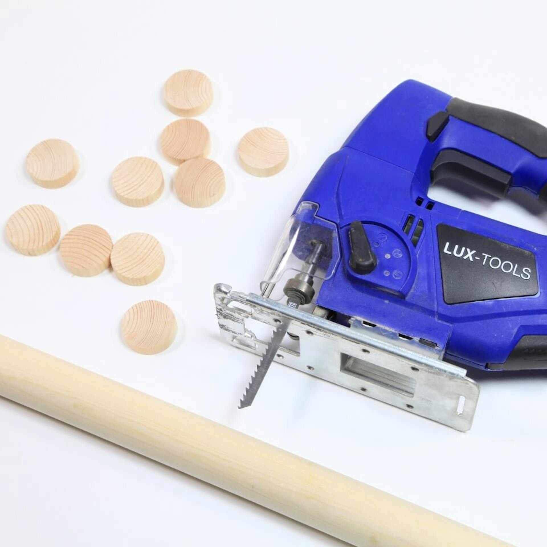 Stichsäge liegt neben Rundholz