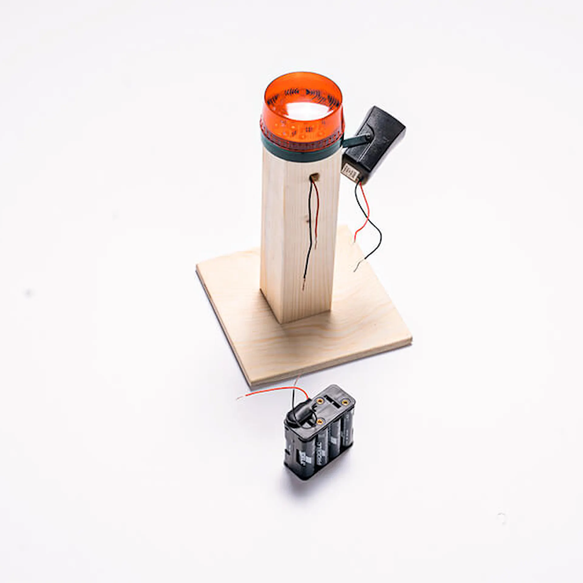 Kantholz mit Blinklicht und Sirene und Batteriehalterung