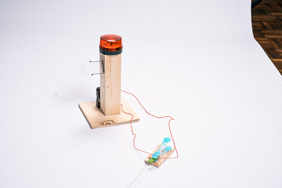 Kantholz mit Blinklicht, Sirene, Kabel und Wäscheklammer