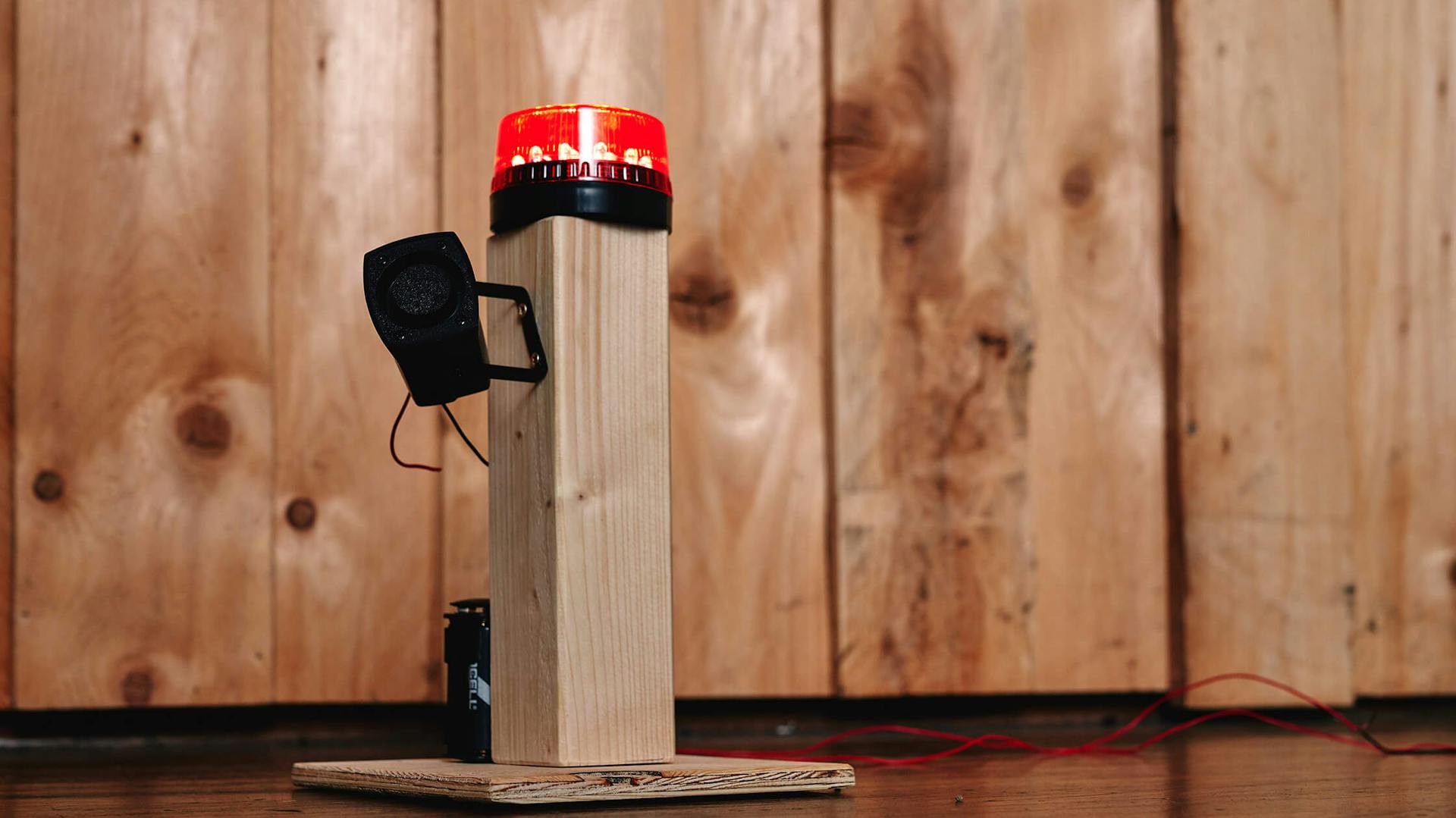 Selbstgebaute Alarmanlage aus Holz